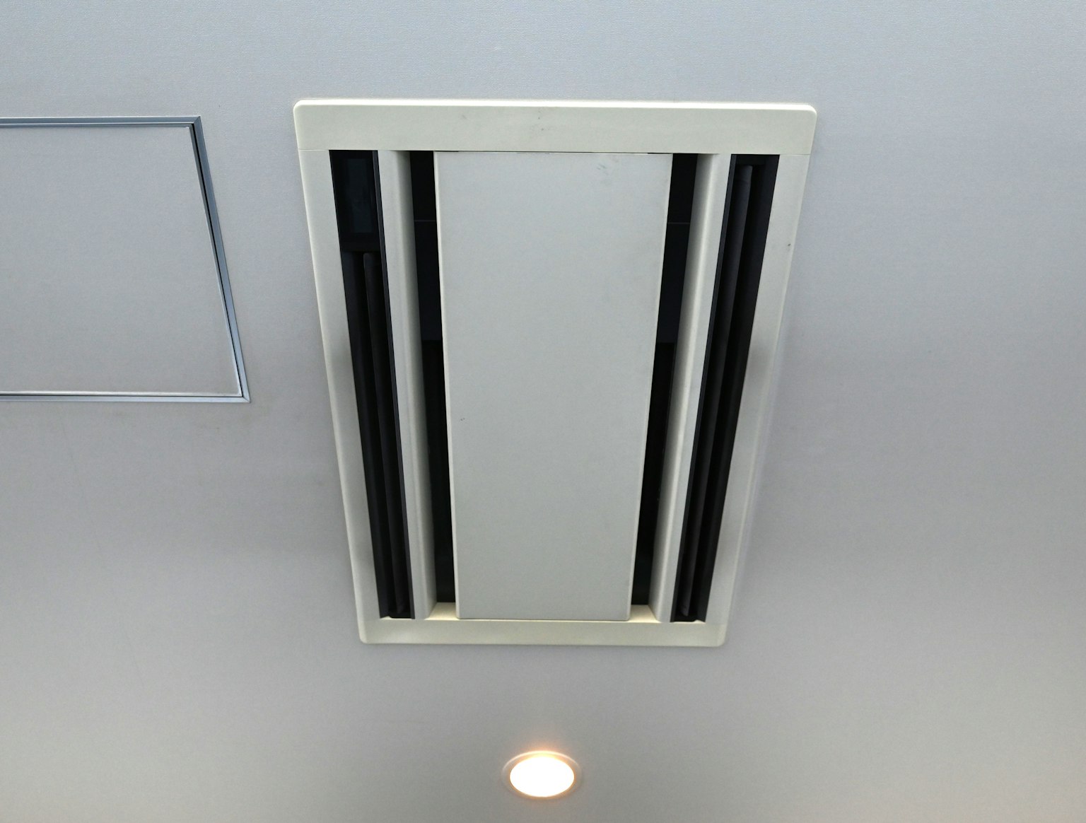 Photo d'une grille de ventilation de climatisation installée au plafond