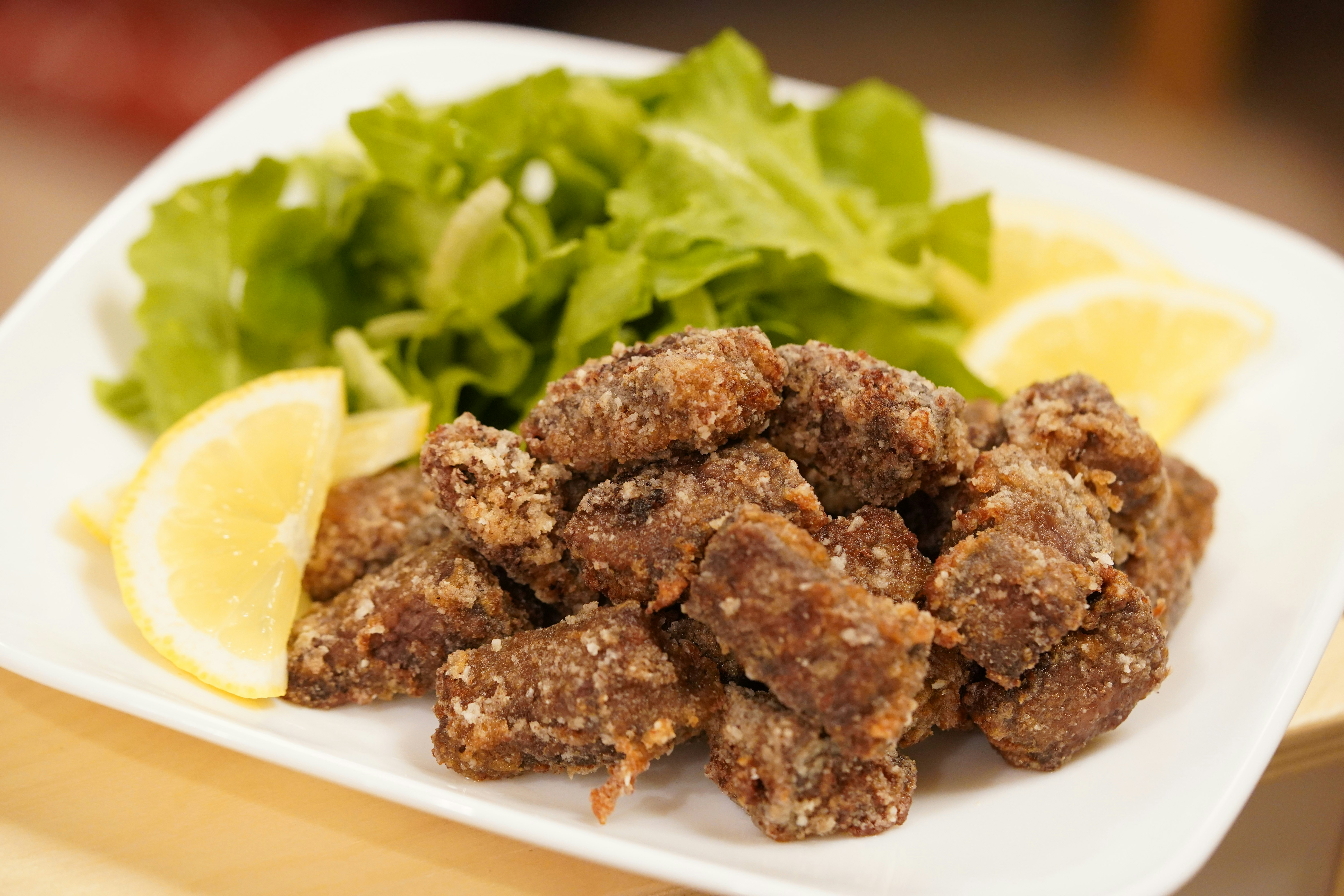 レモン添えの揚げ唐揚げ風フライドチキン