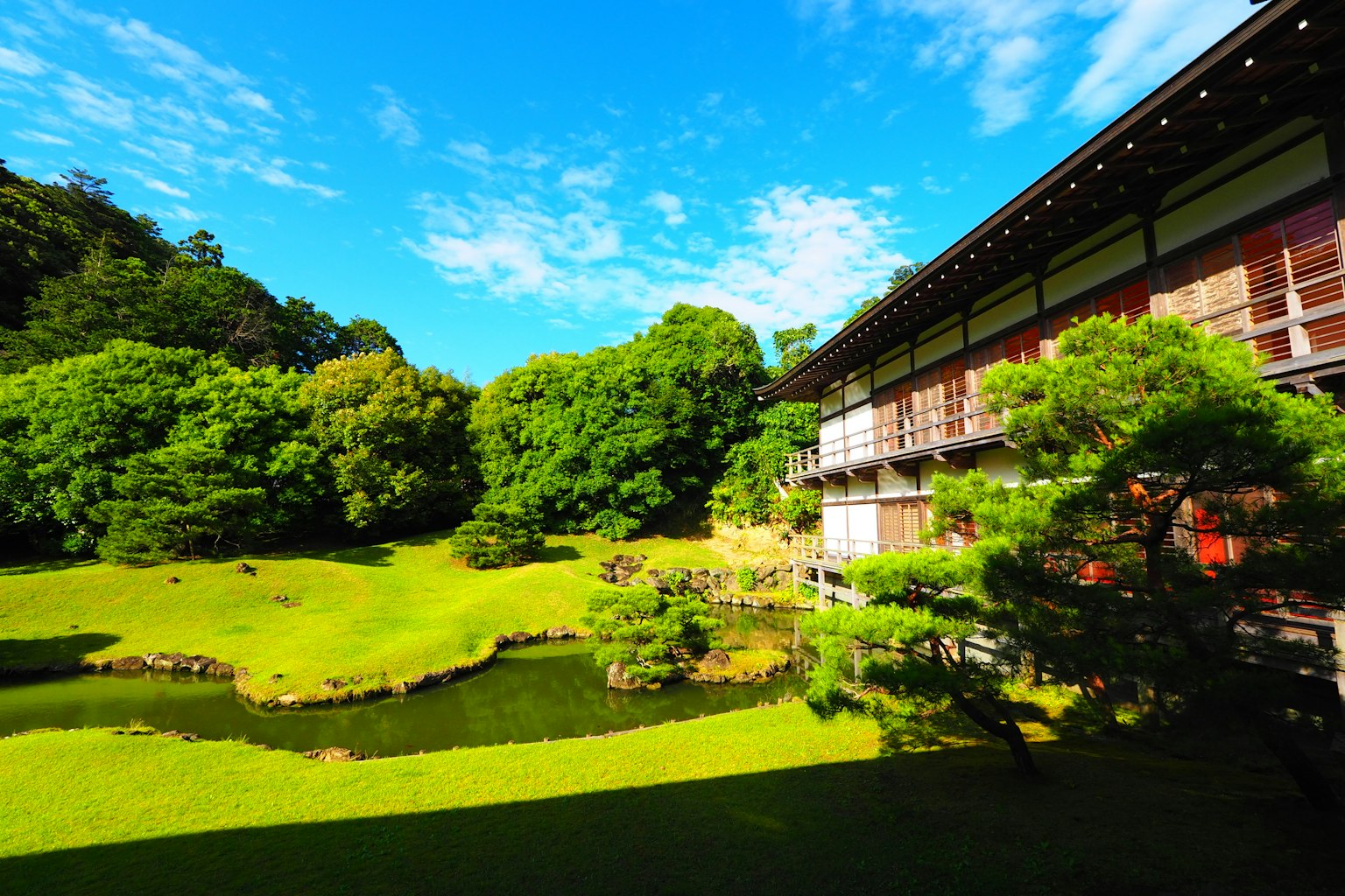 Üppige Gartenlandschaft mit traditionellem Gebäude
