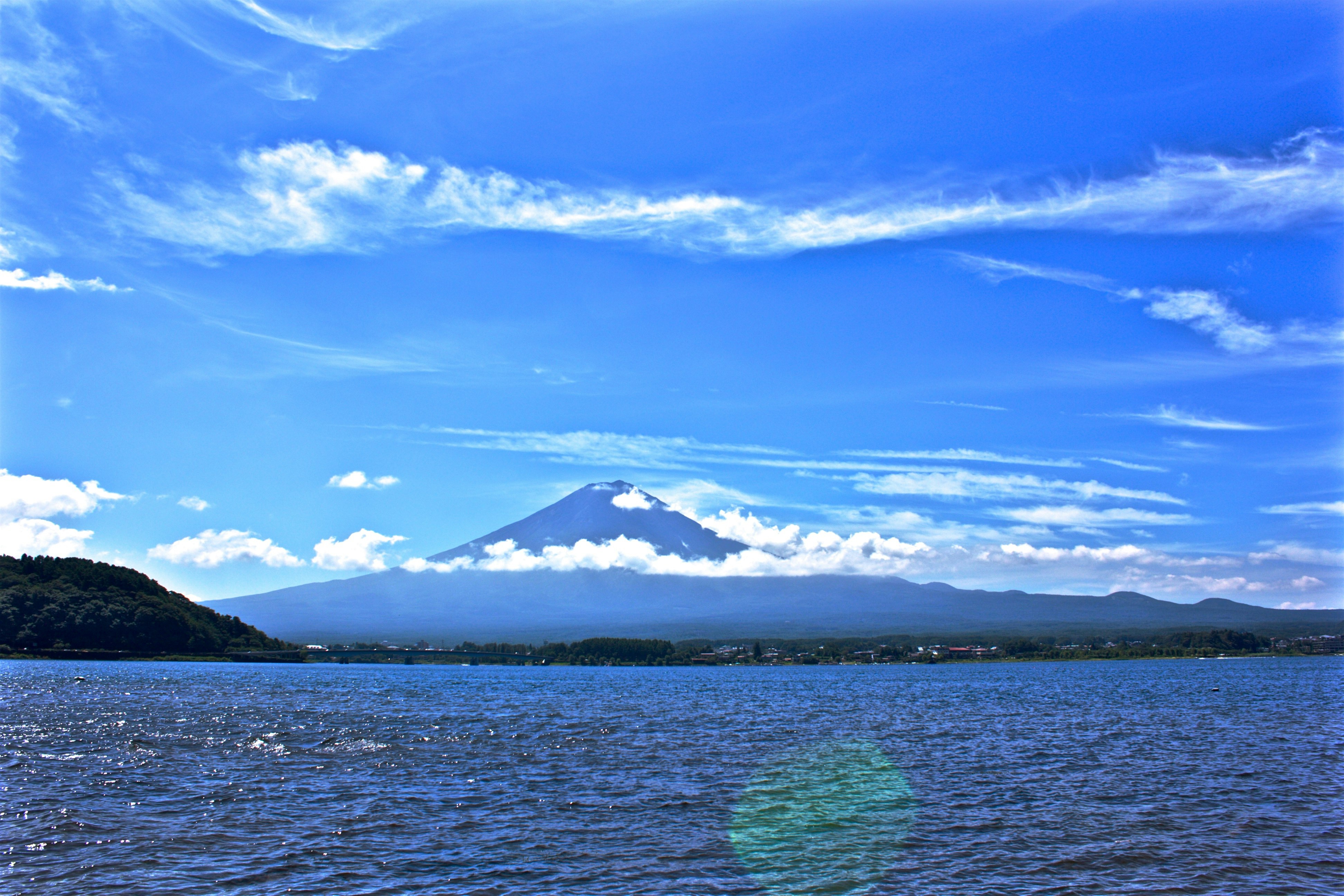 湖畔から見える遠くの山と青空