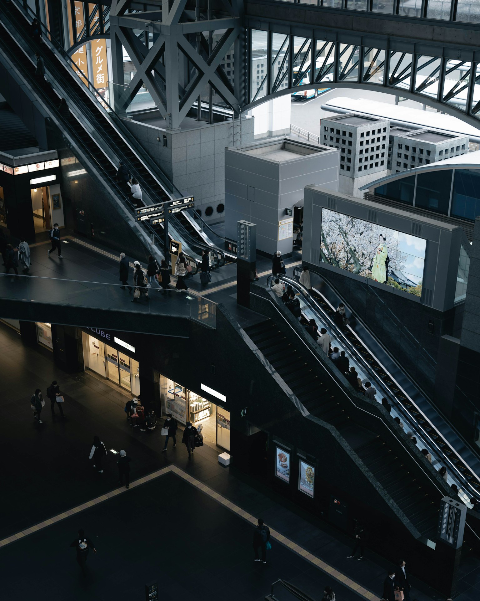 Innenansicht eines modernen architektonischen Raums mit Rolltreppen und Menschen