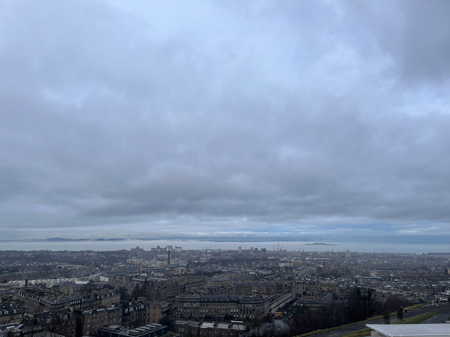陰雲密布的天空下城市的全景