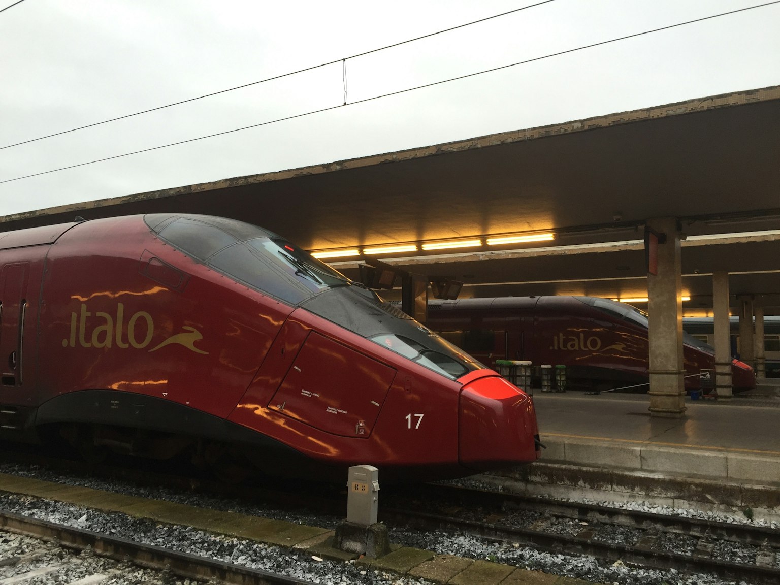 รถไฟอิตาโลจอดอยู่ที่ชานชาลาสถานี