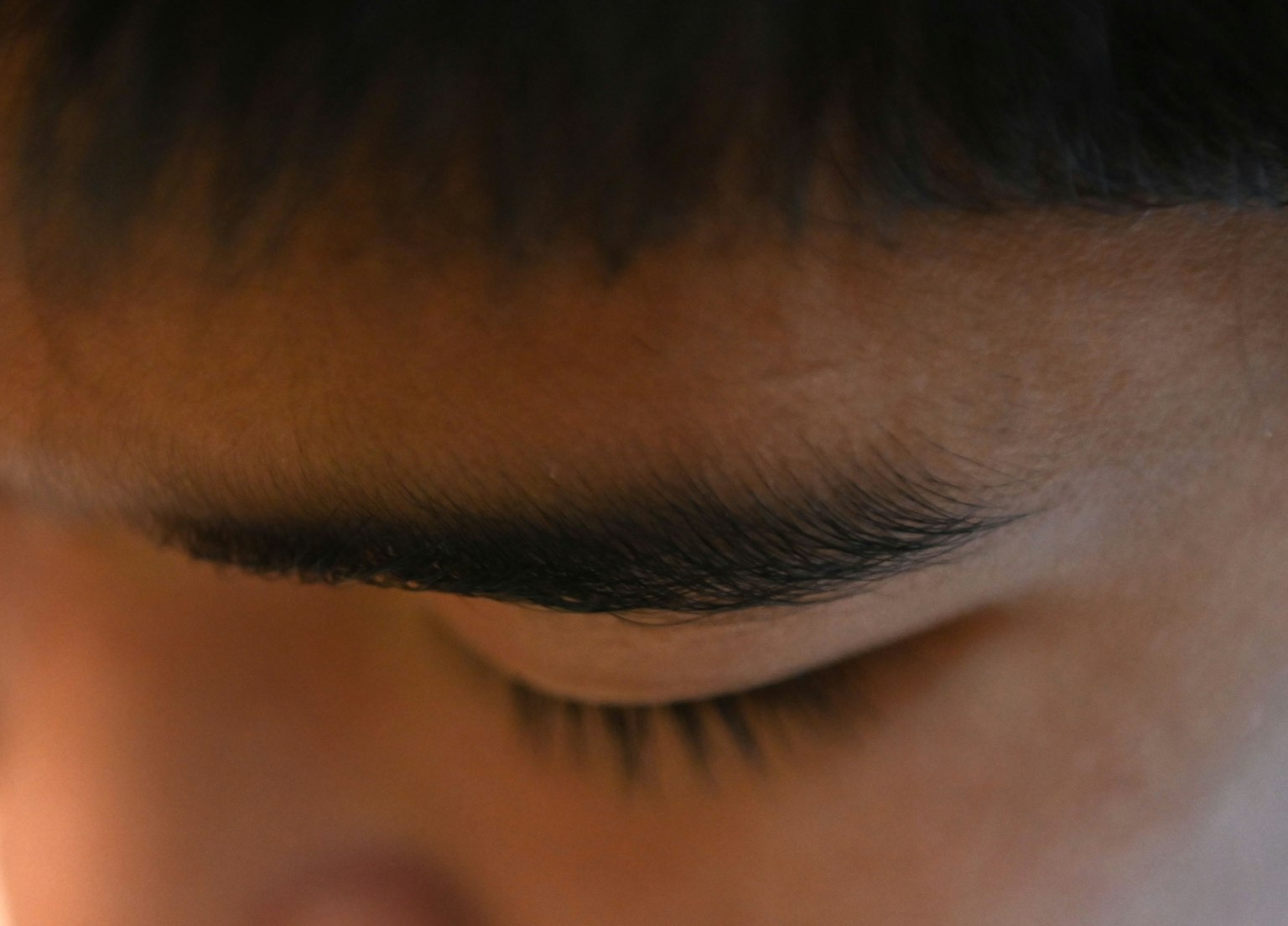 Gros plan sur le visage d'un jeune homme avec les yeux fermés
