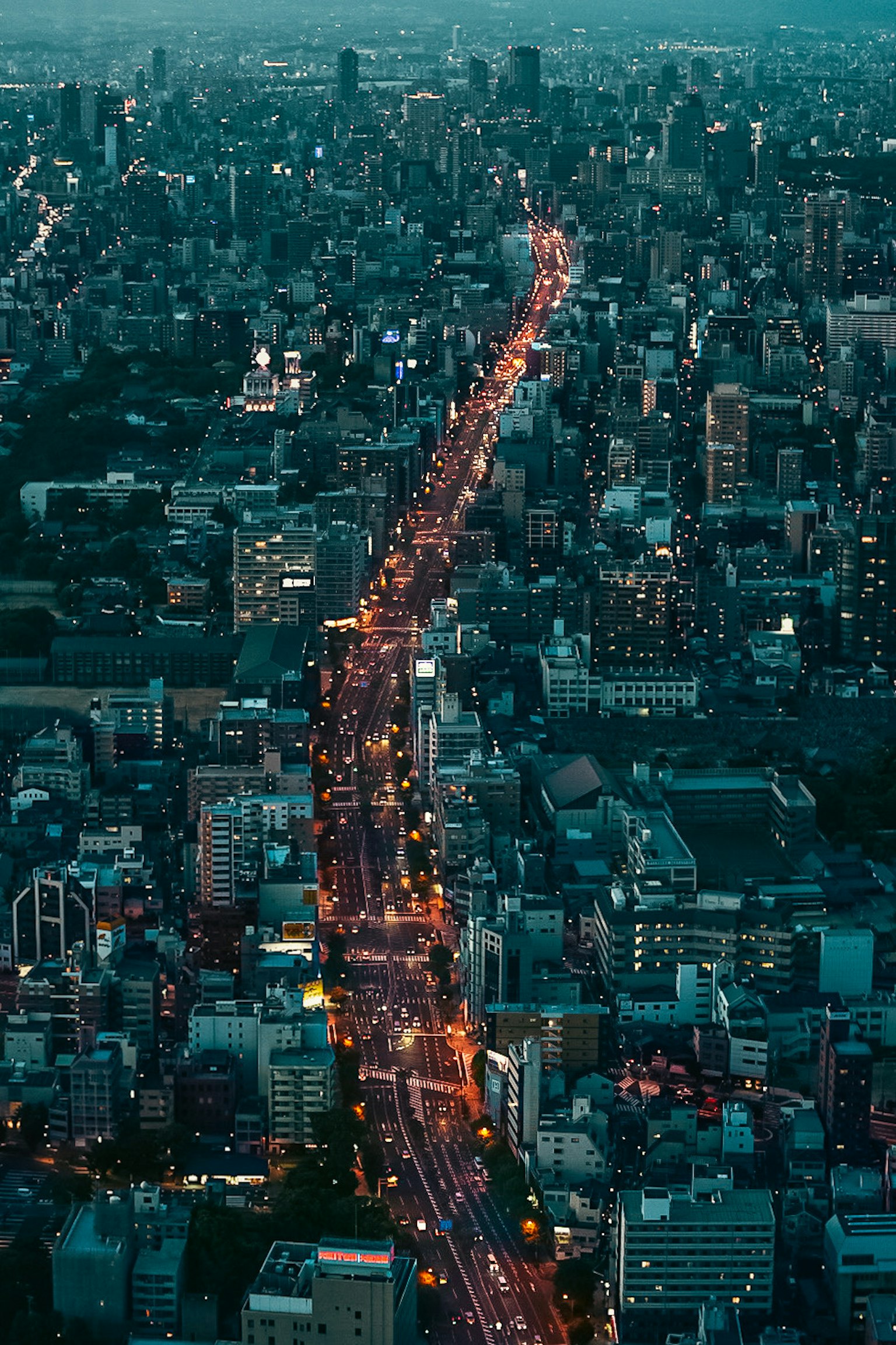Vista aerea di Tokyo di notte con strade illuminate e luci della città