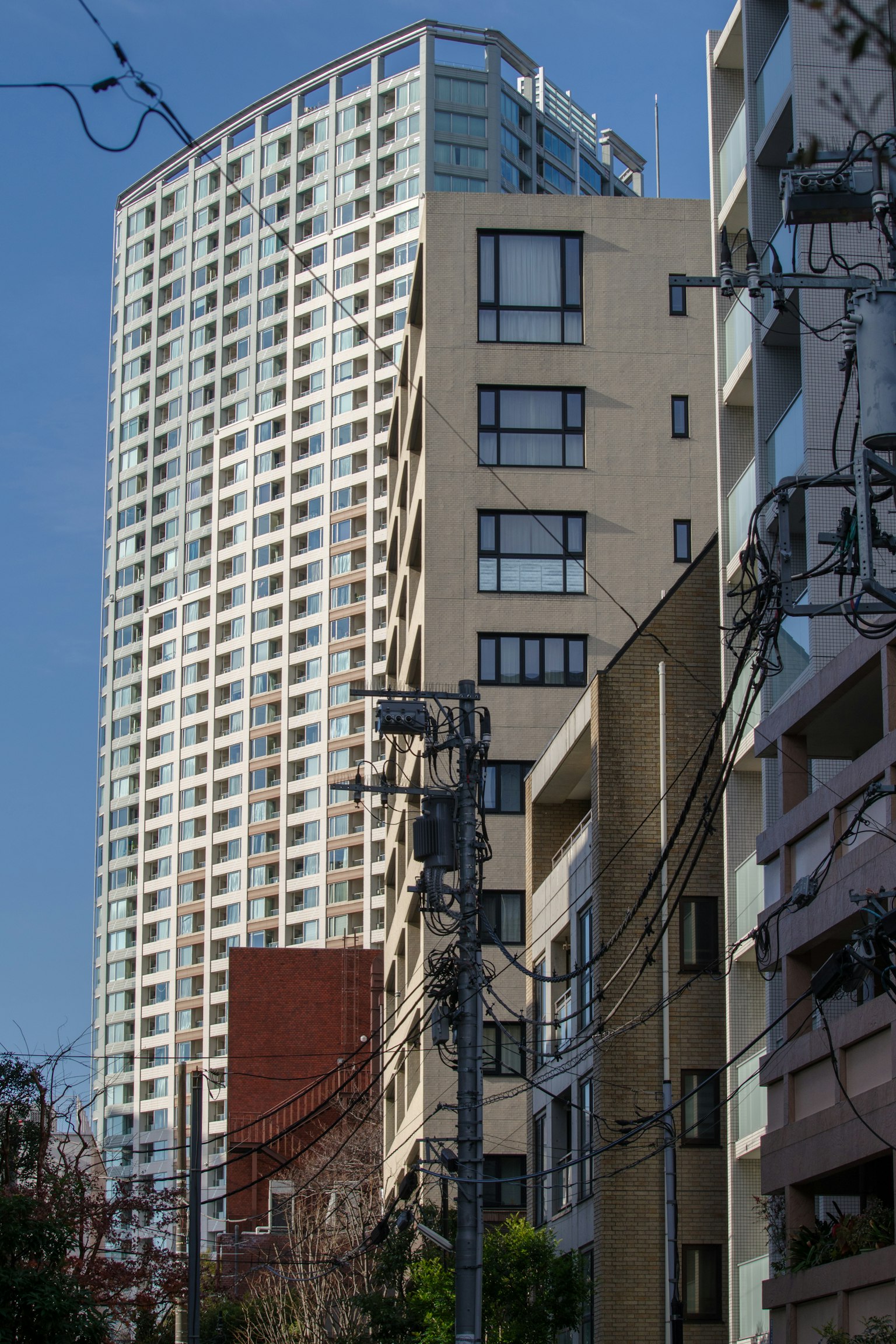 Paysage urbain avec un grand bâtiment moderne et des structures plus basses