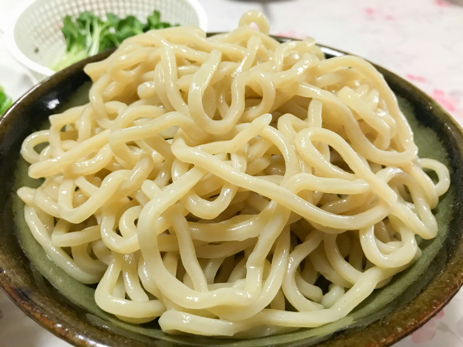 Tagliatelle udon lisce servite in una ciotola marrone