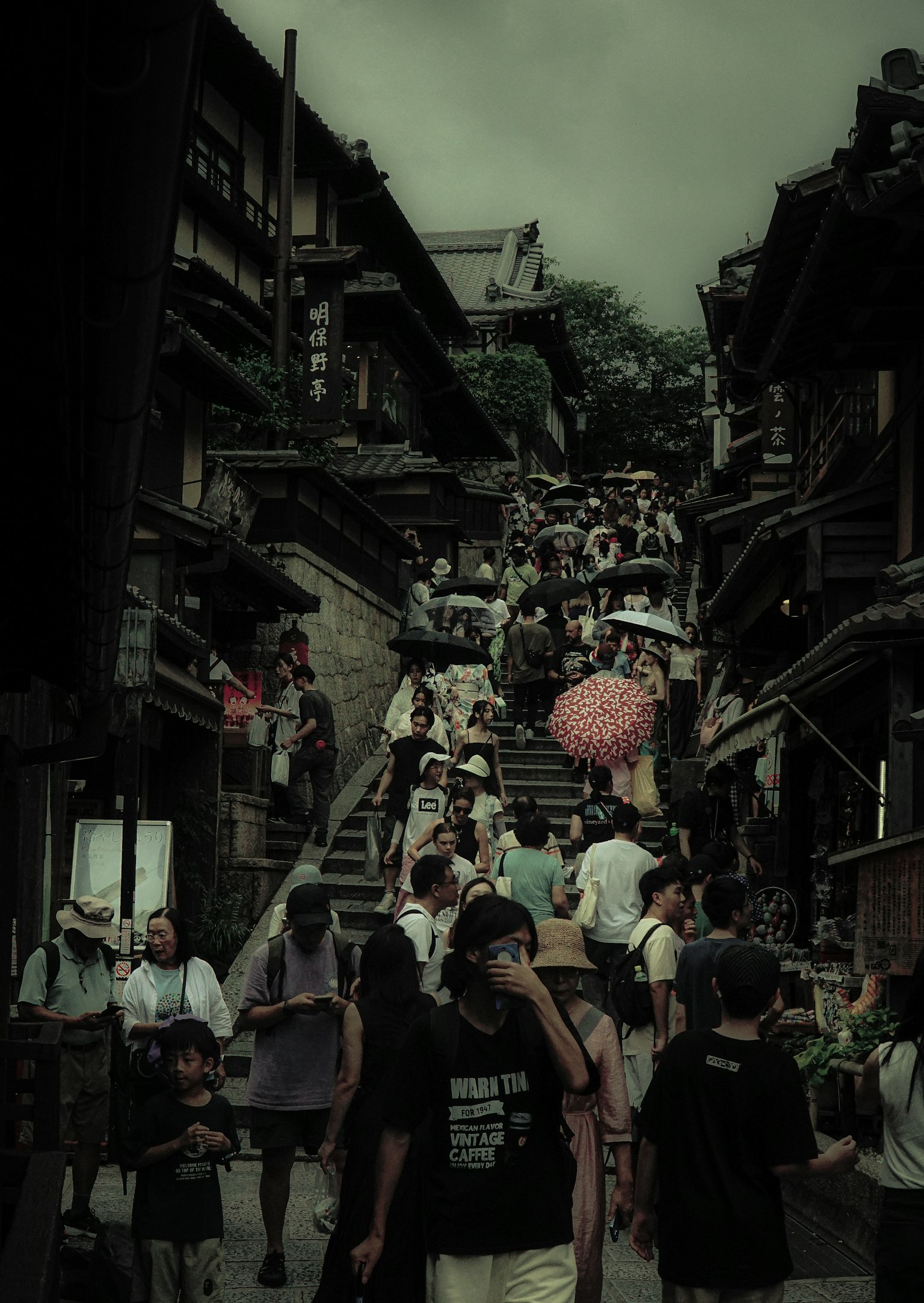 ฝูงชนที่กำลังปีนบันไดในเมืองเก่าพร้อมร่ม