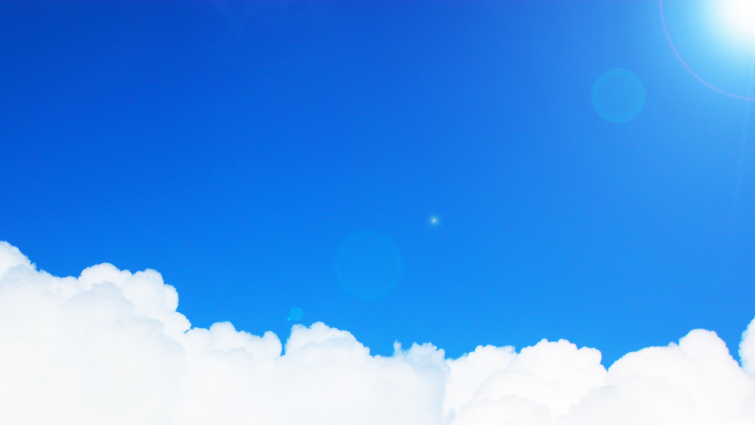 Un cielo blu brillante con nuvole bianche e soffici