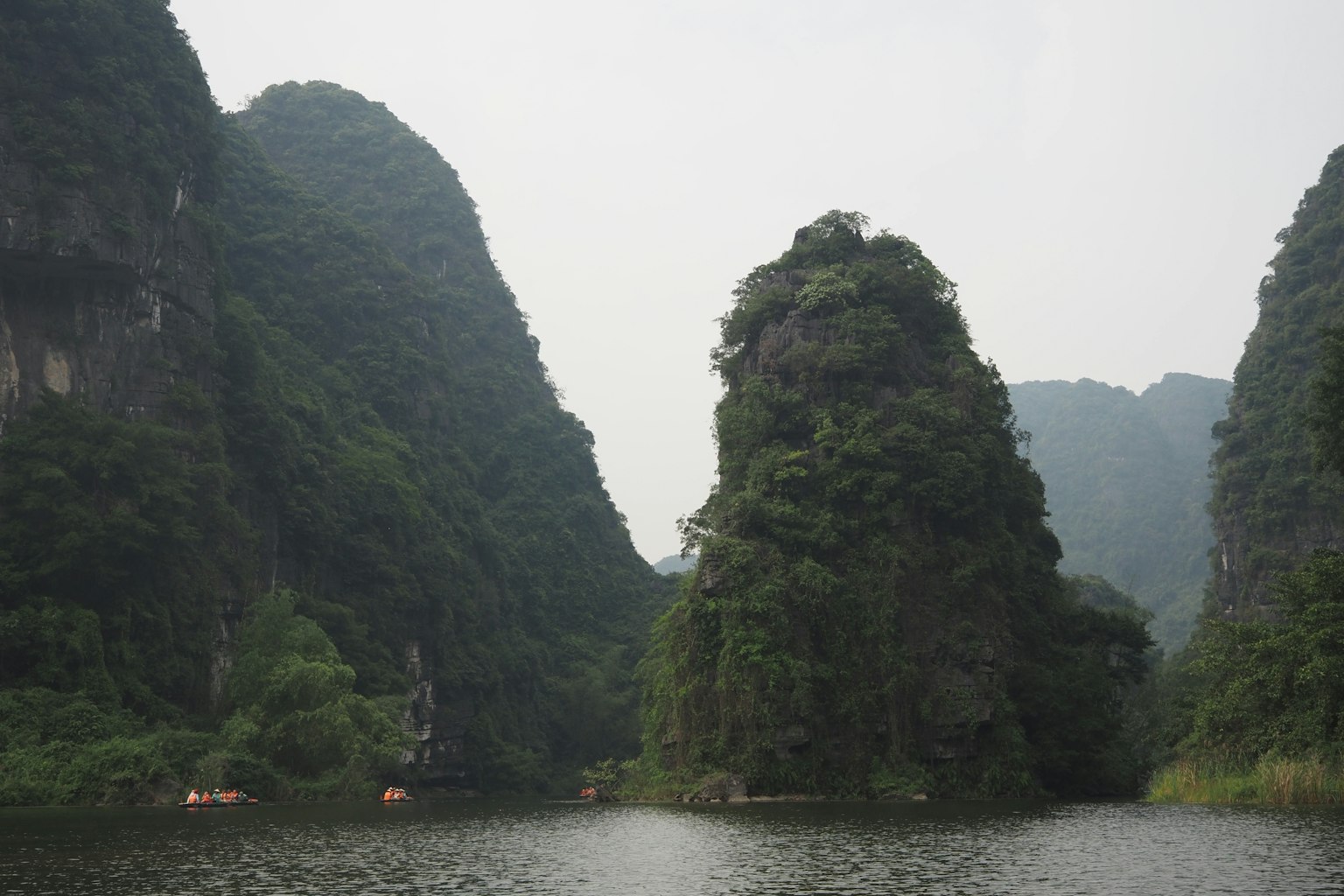 Paisaje de lago sereno rodeado de montañas verdes