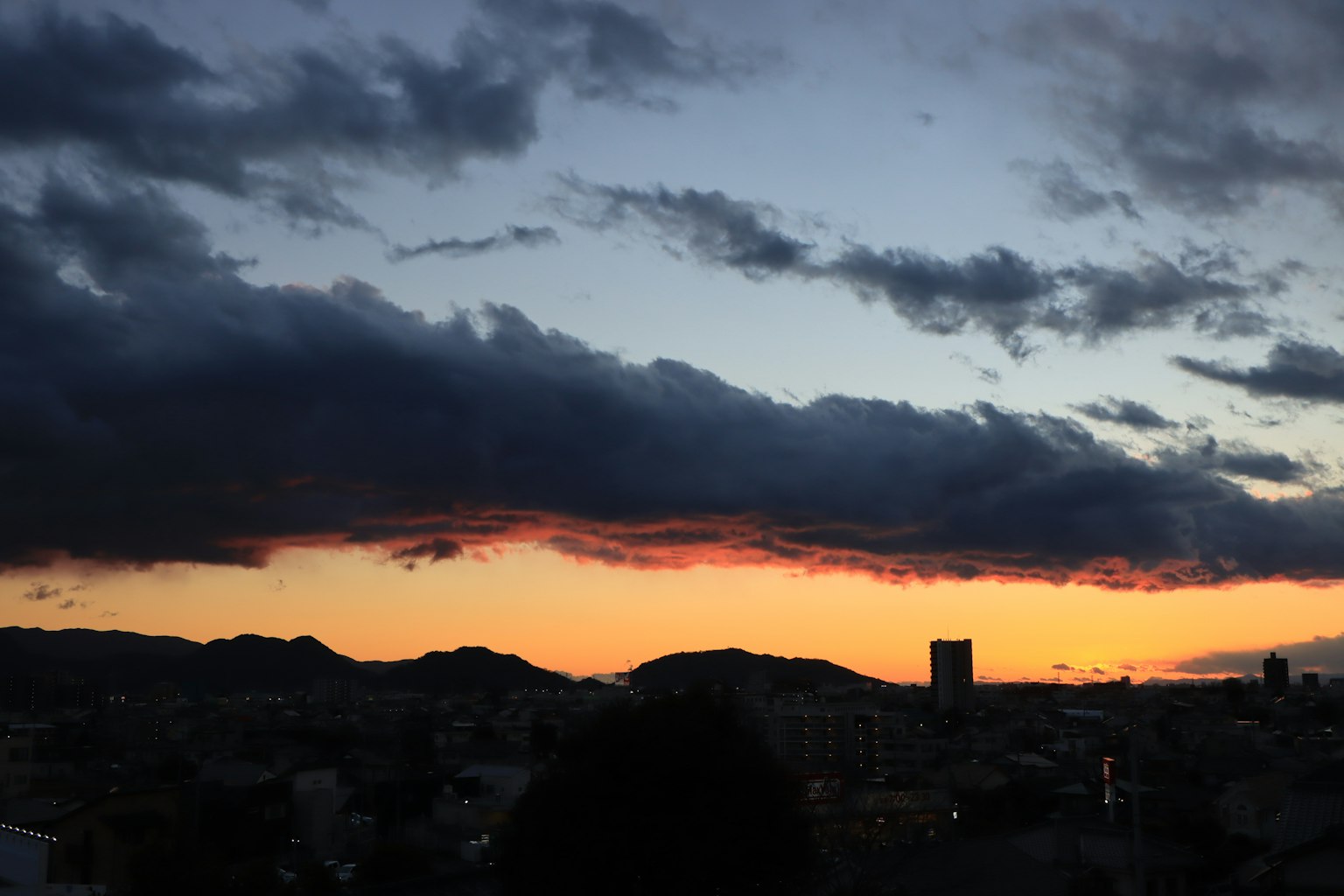 夕陽天空下的山脈輪廓
