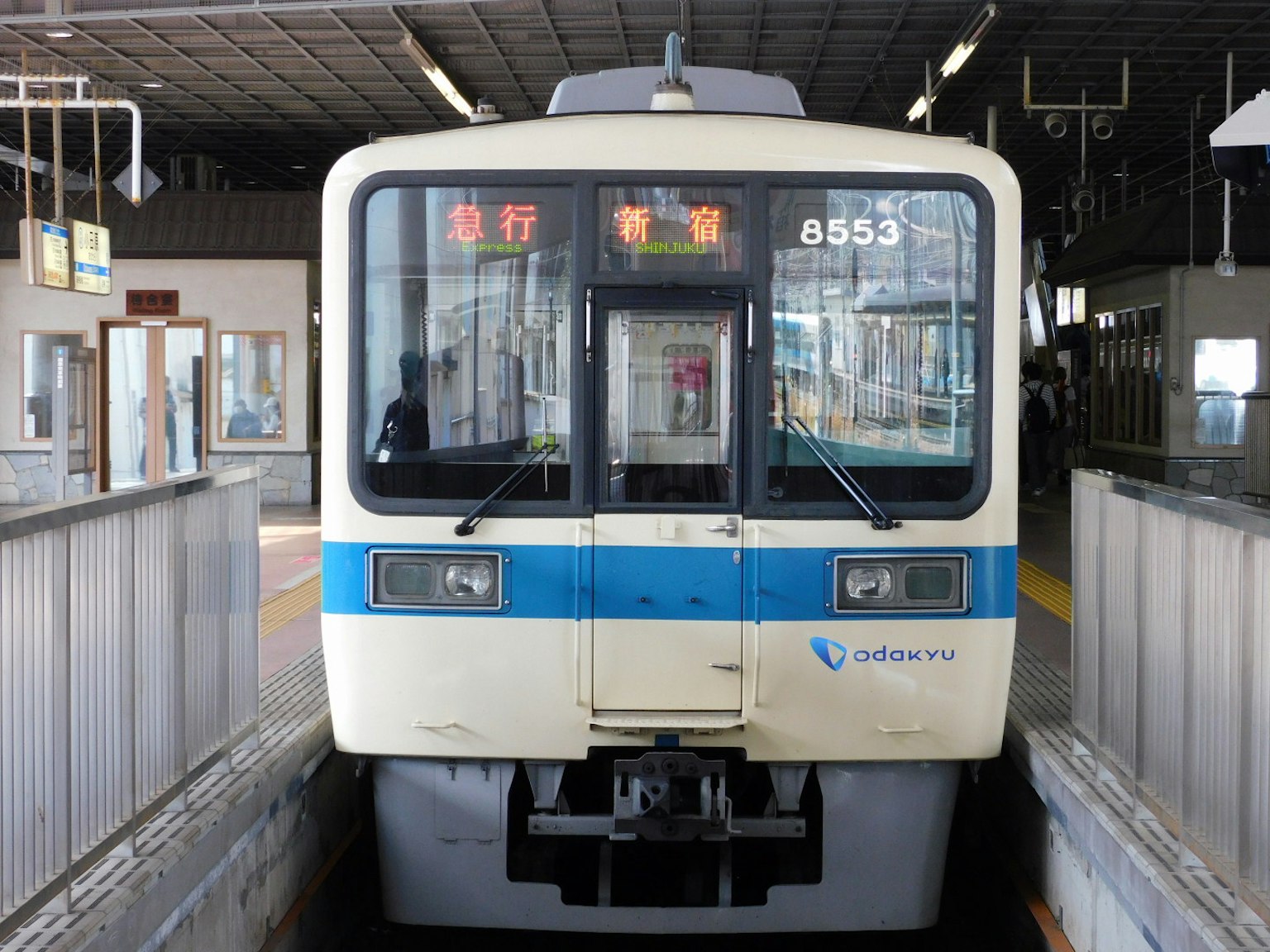 Vue de face d'un train à une station