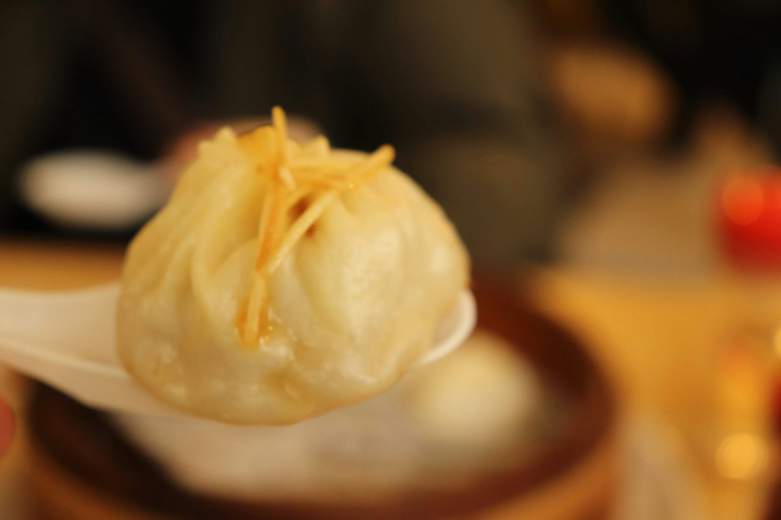 Nahaufnahme eines Löffels mit einem gedämpften Dumpling