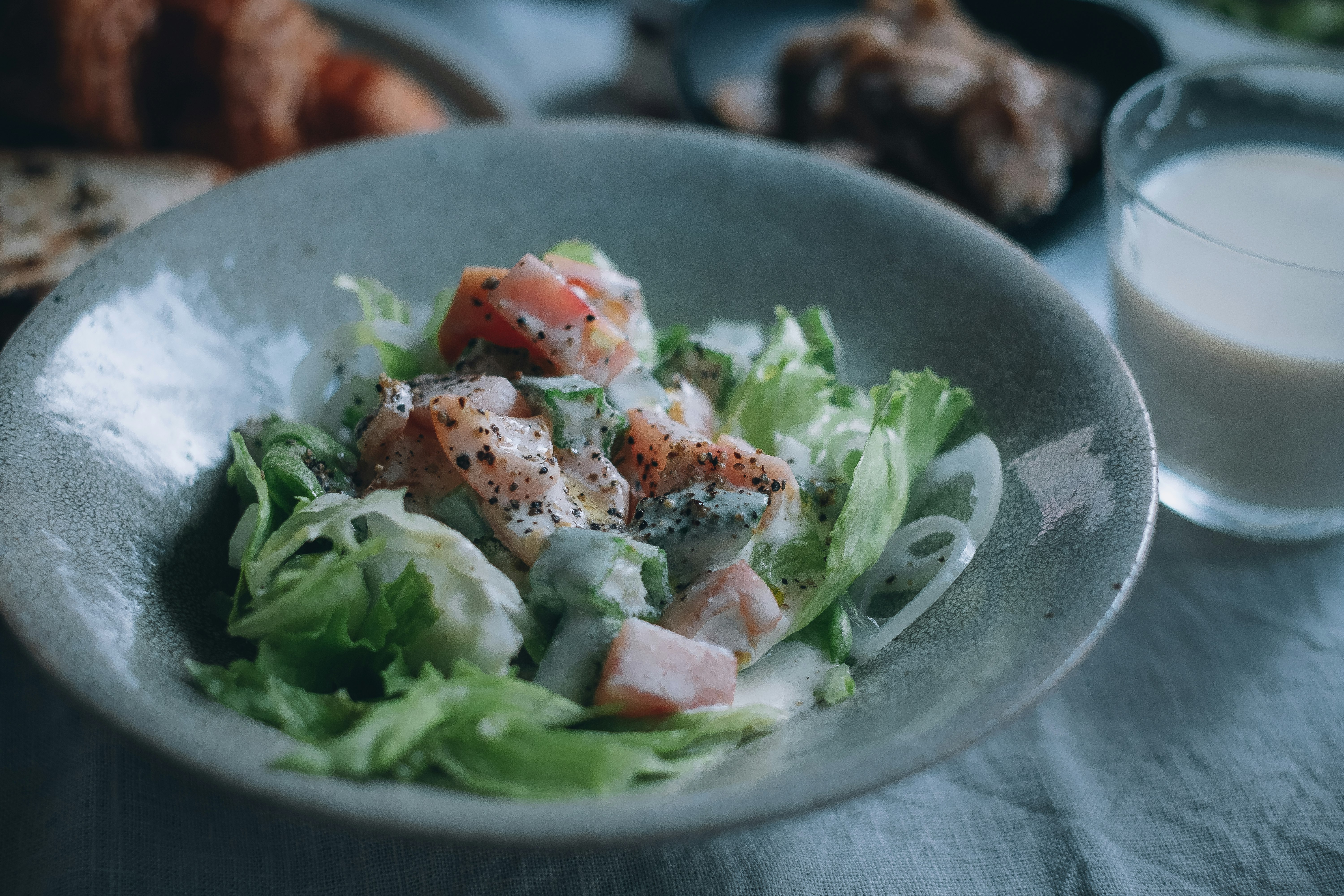 tazón de ensalada con hojas verdes y dados de jamón