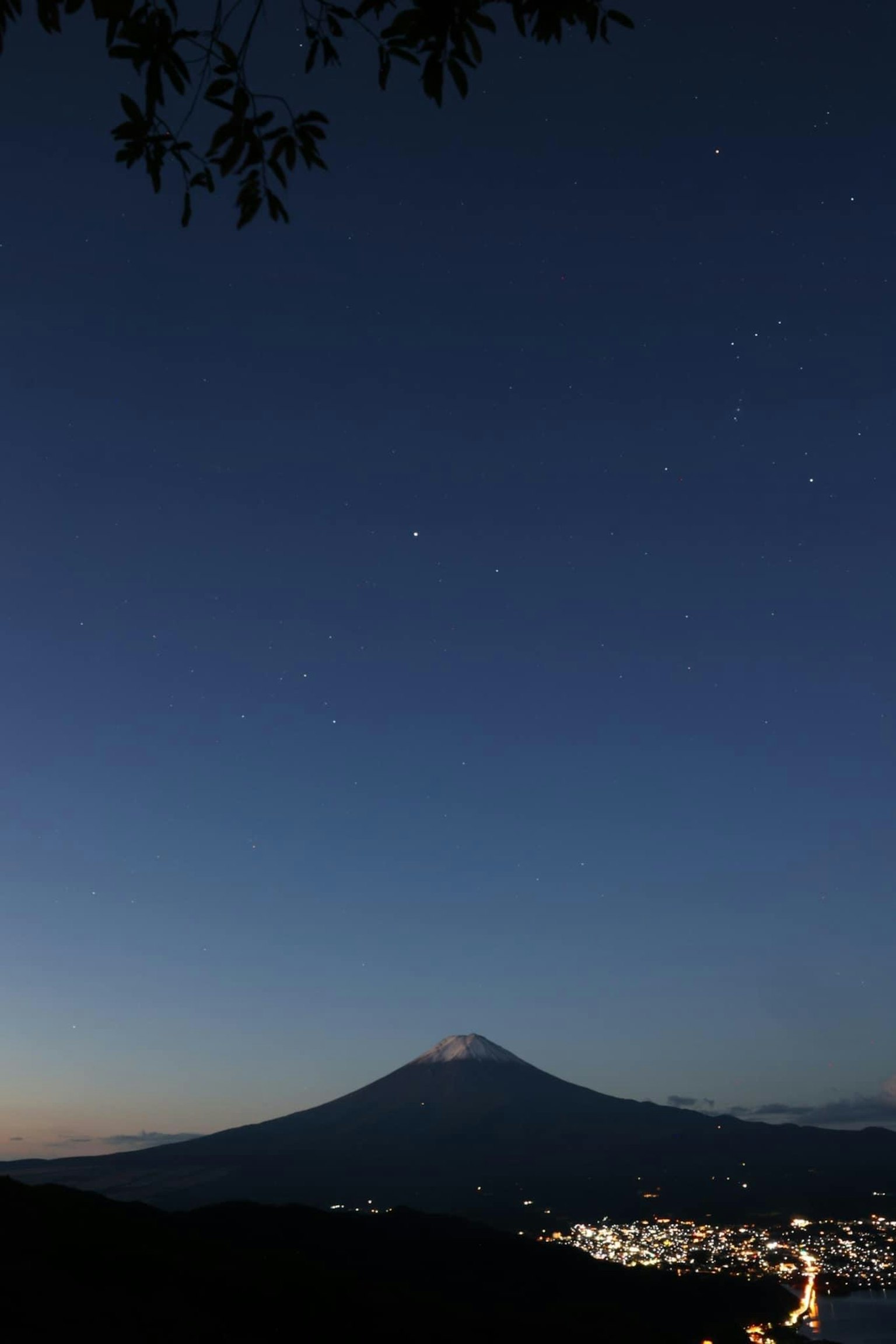 Vista spettacolare del Monte Fuji e delle stelle nel cielo notturno