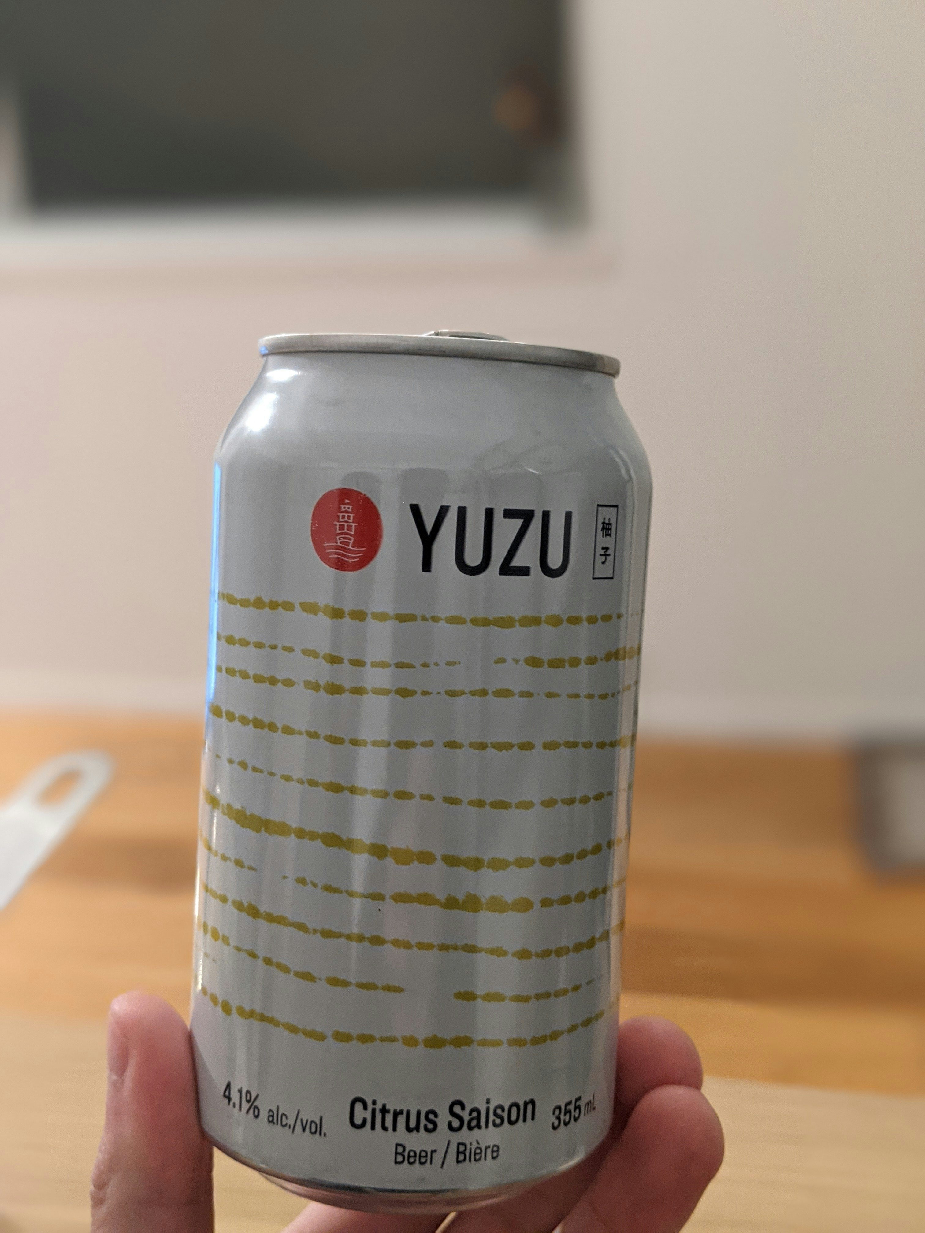 柚子フレーバーの缶ビールを手に持つ
