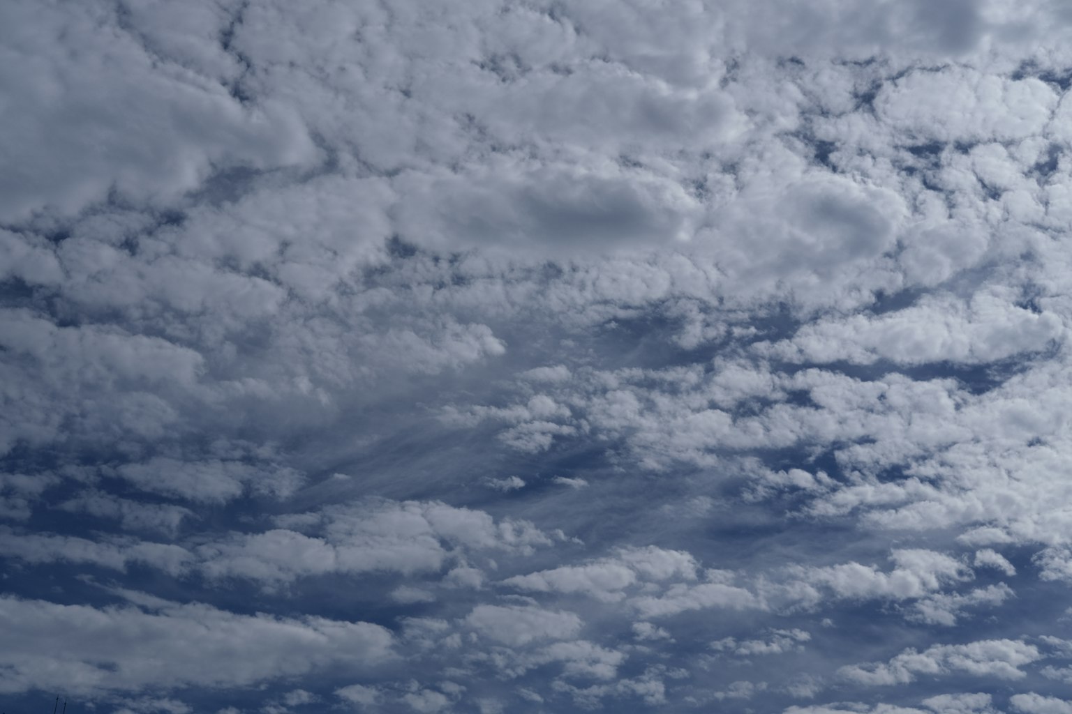 Pola awan putih di langit biru