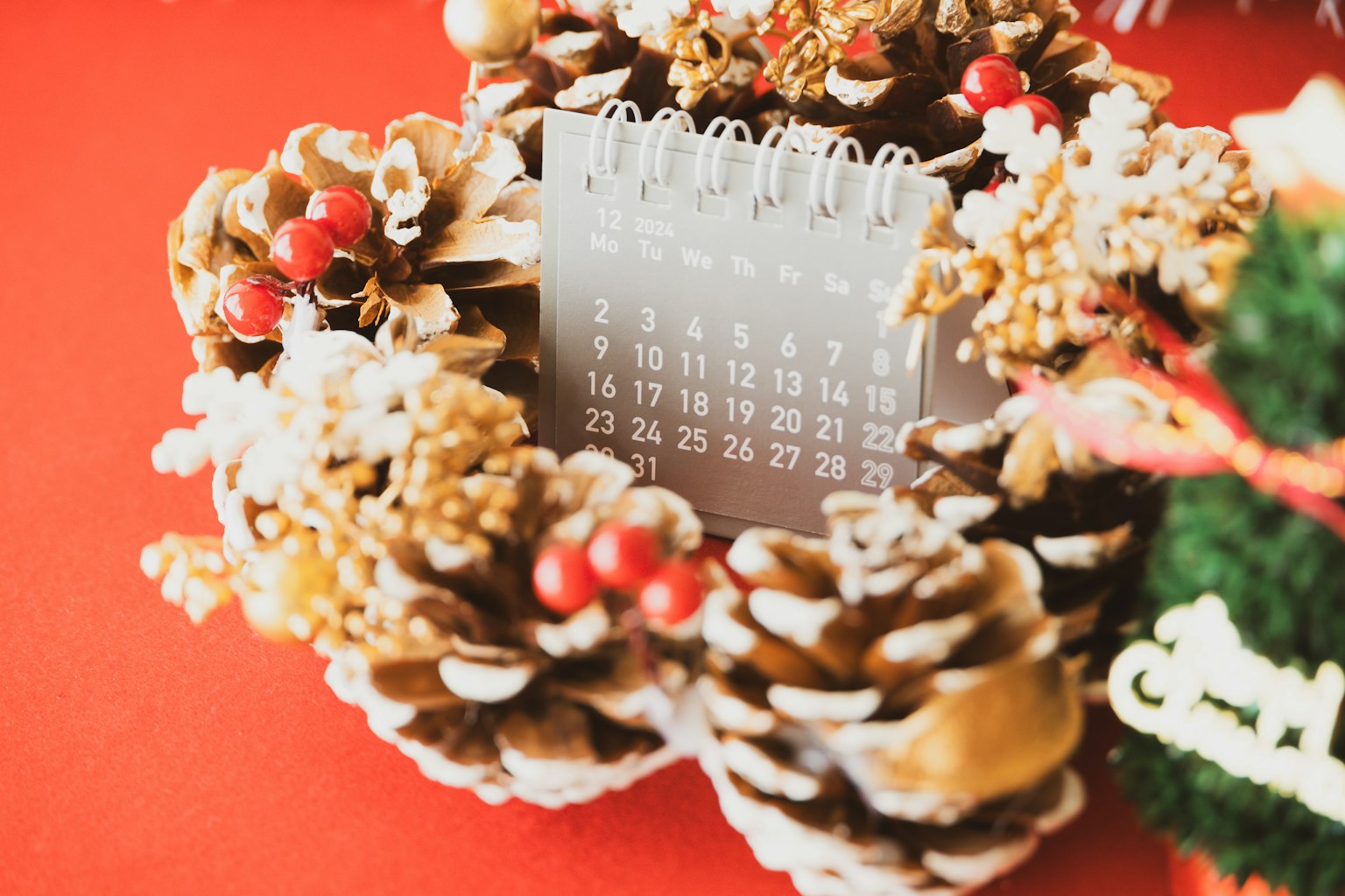 Weihnachtskranz mit Kalender und Tannenzapfen-Dekorationen