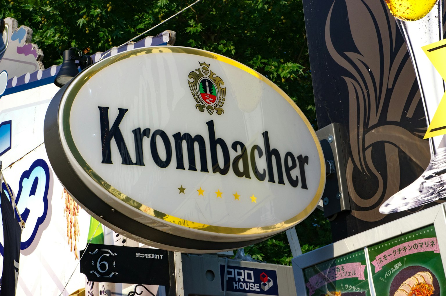 Insegna Krombacher con sfondo colorato