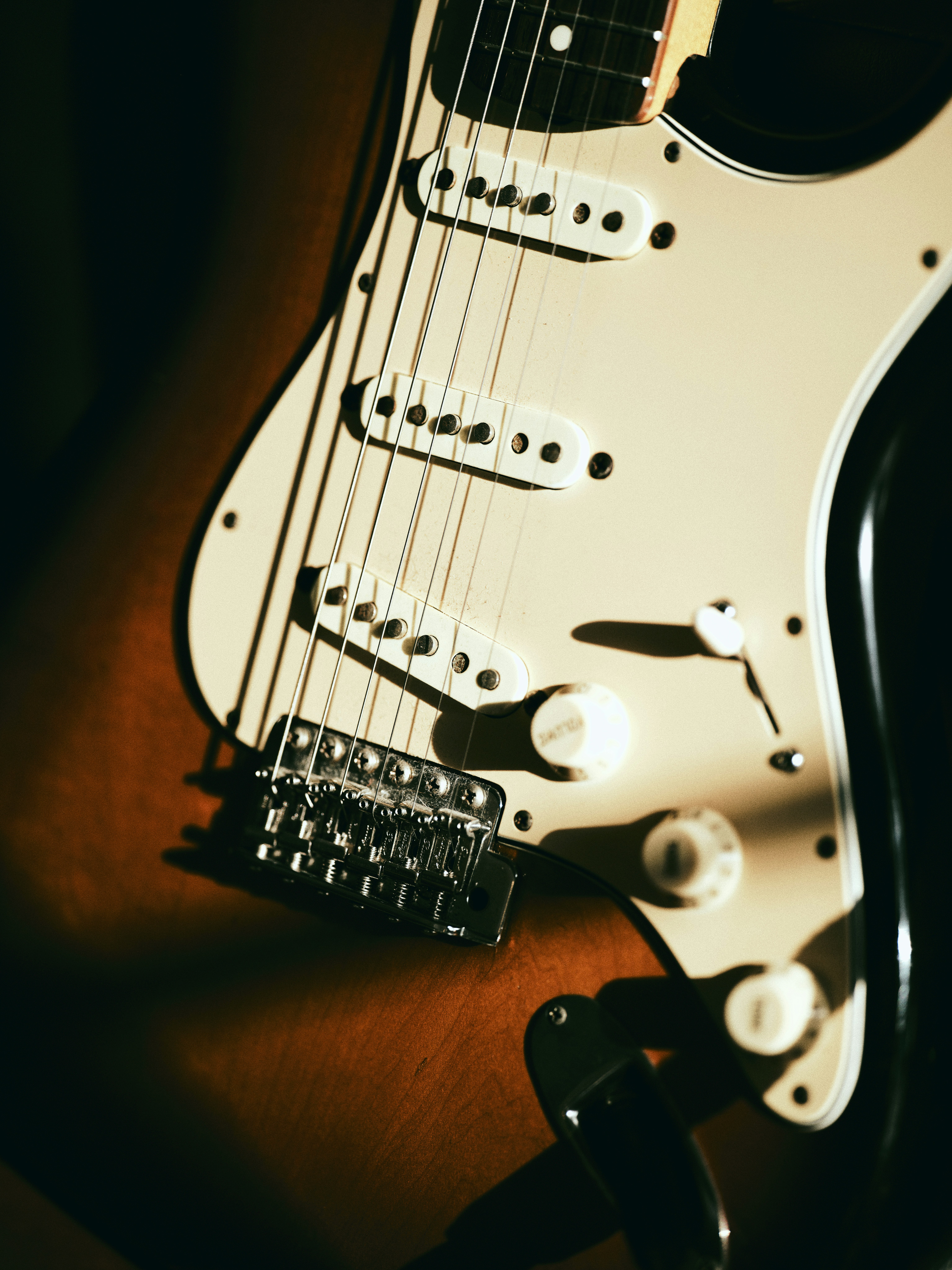 Kedekatan gitar listrik dengan bodi coklat dan hitam