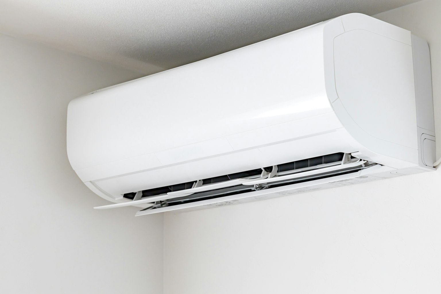 Weißer Klimaanlage an einer Wand montiert