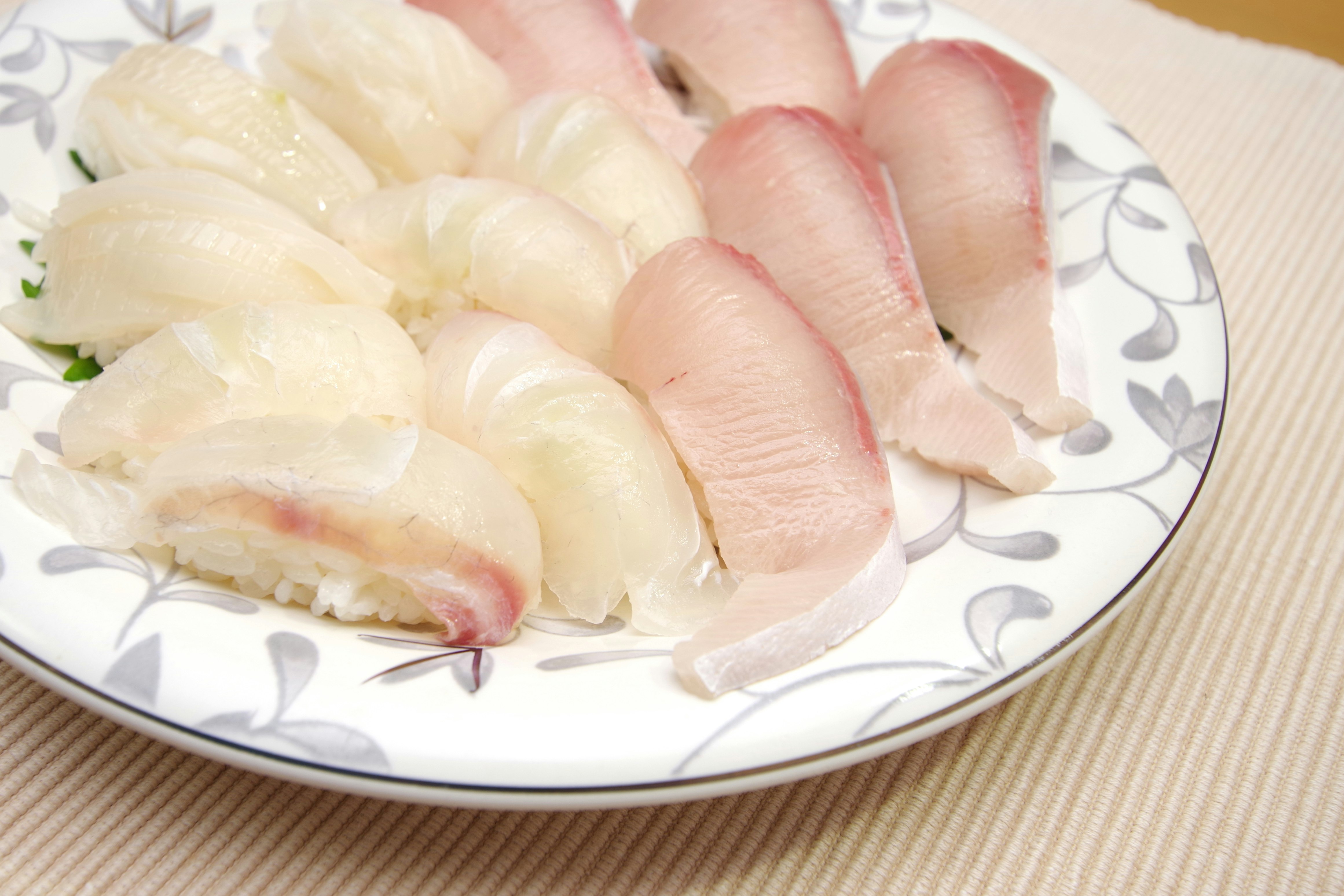 盤中擺放的白肉魚生魚片