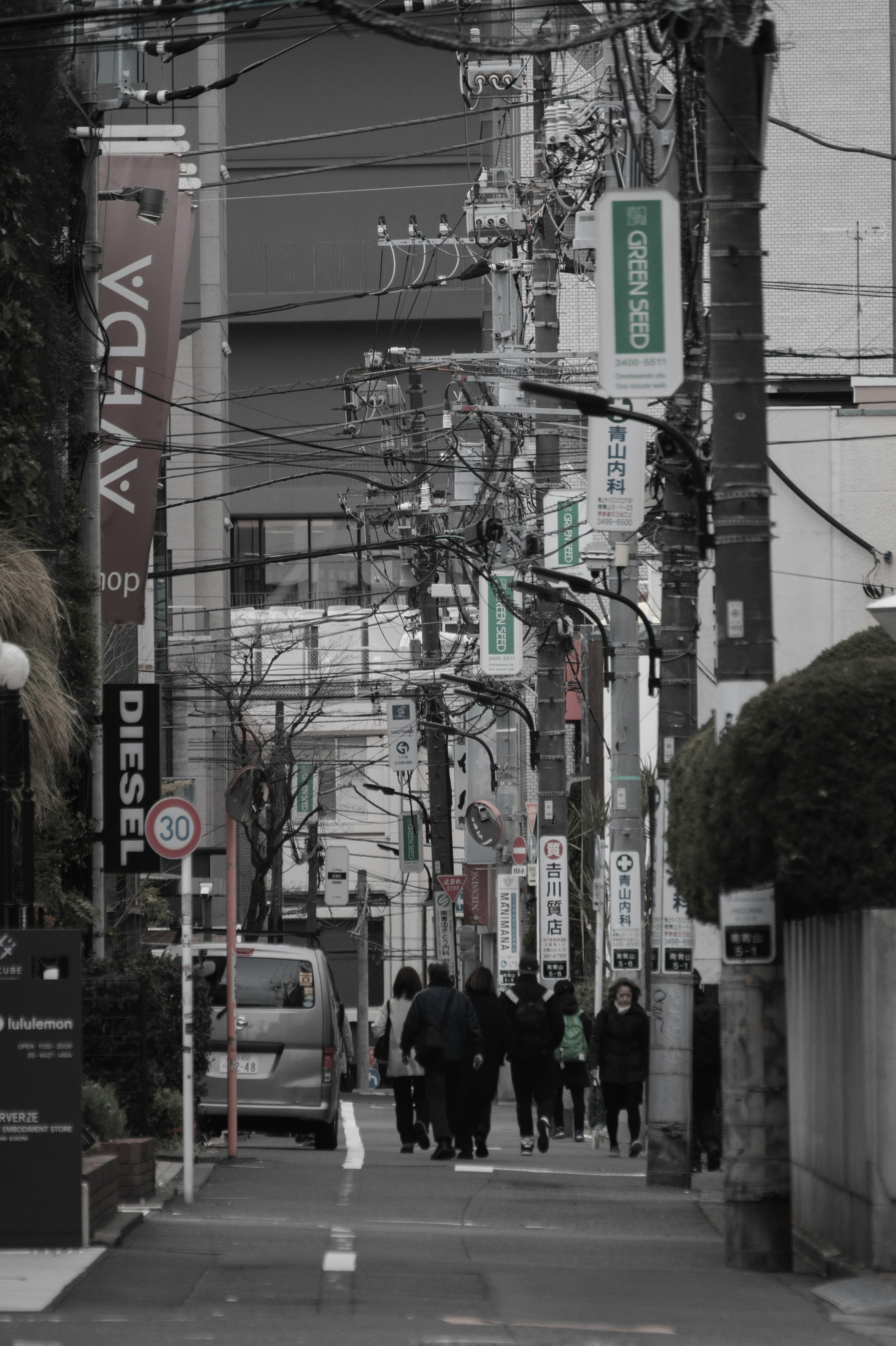 Straßenszene in Minami-Aoyama 5-chome mit Stromleitungen und Schildern