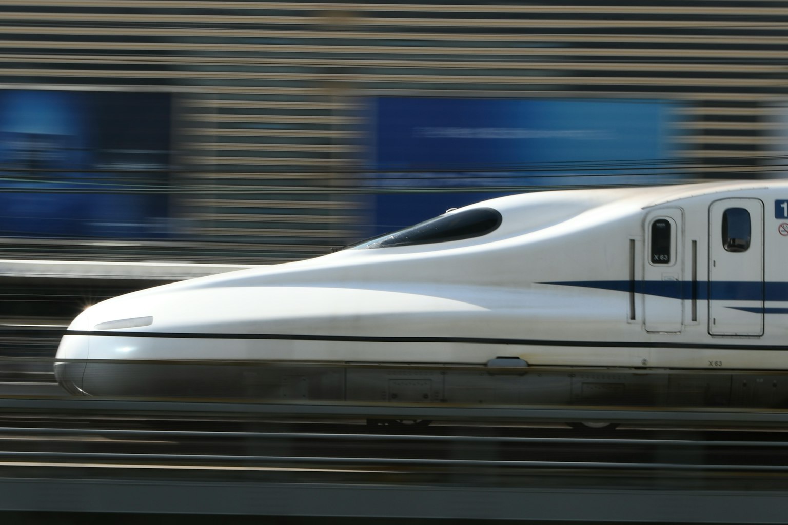 新幹線列車流線型設計高速行駛