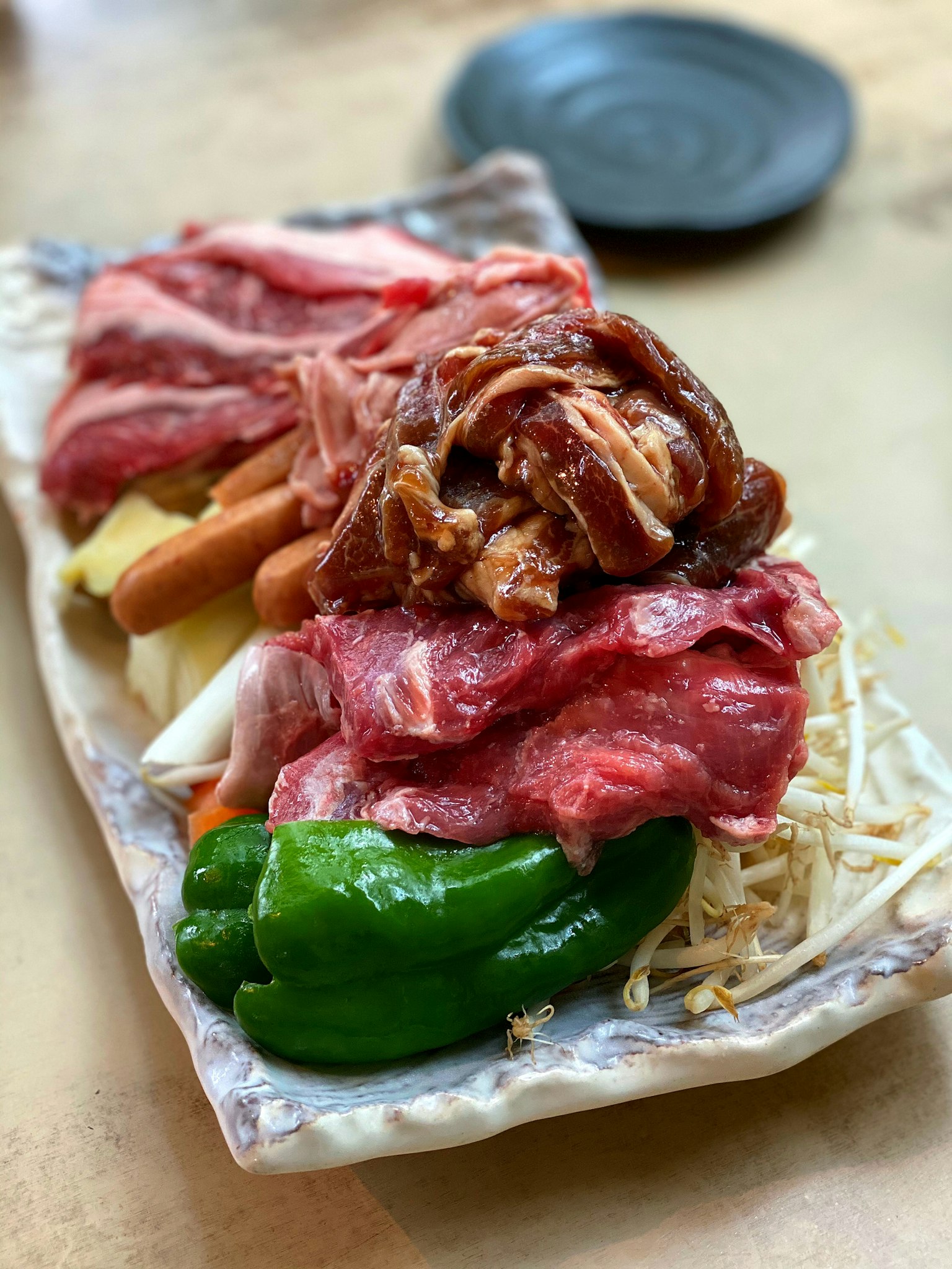 一盤色拉搭配的各種肉類和蔬菜