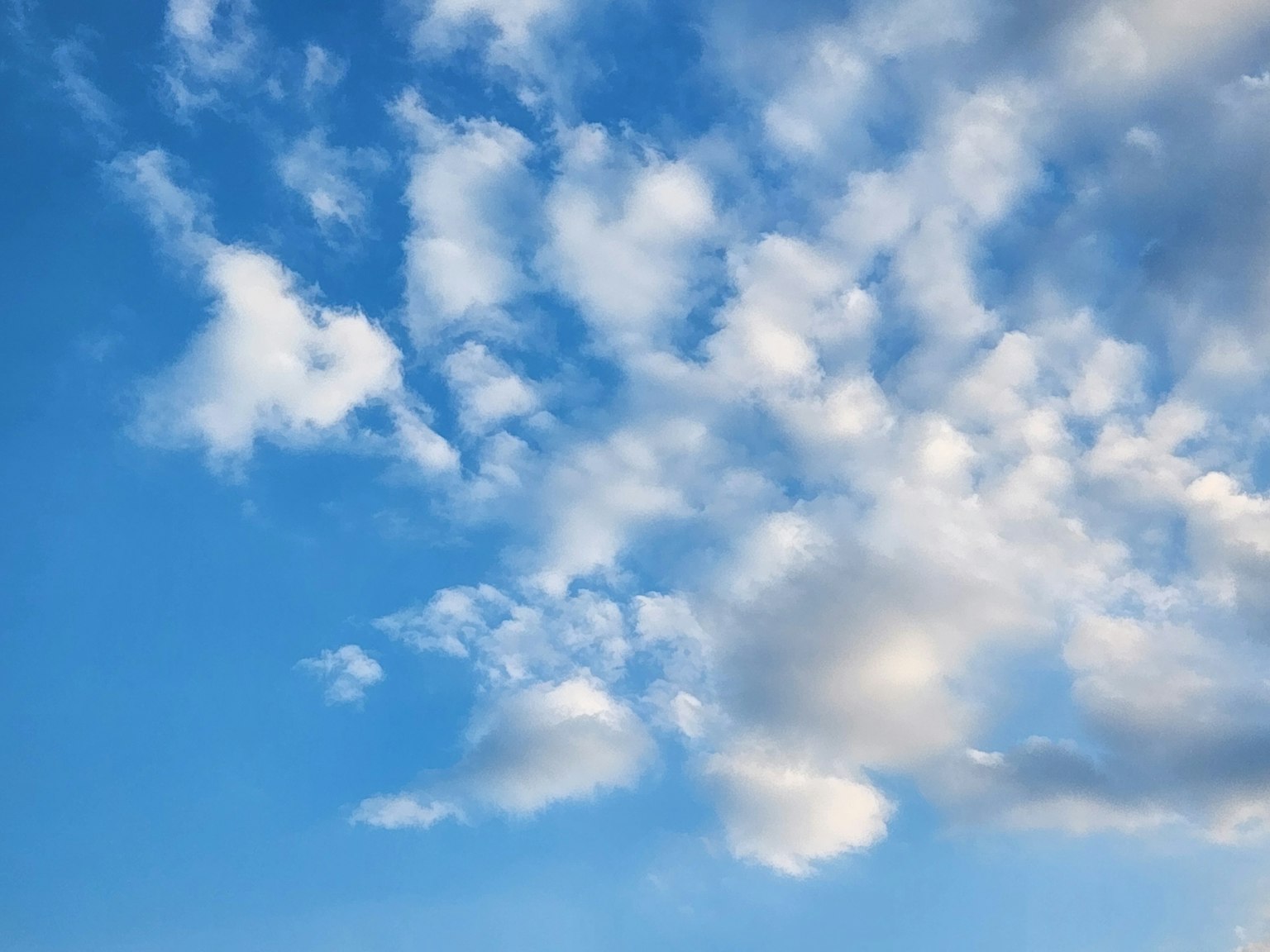 Bella vista di nuvole bianche che galleggiano in un cielo blu