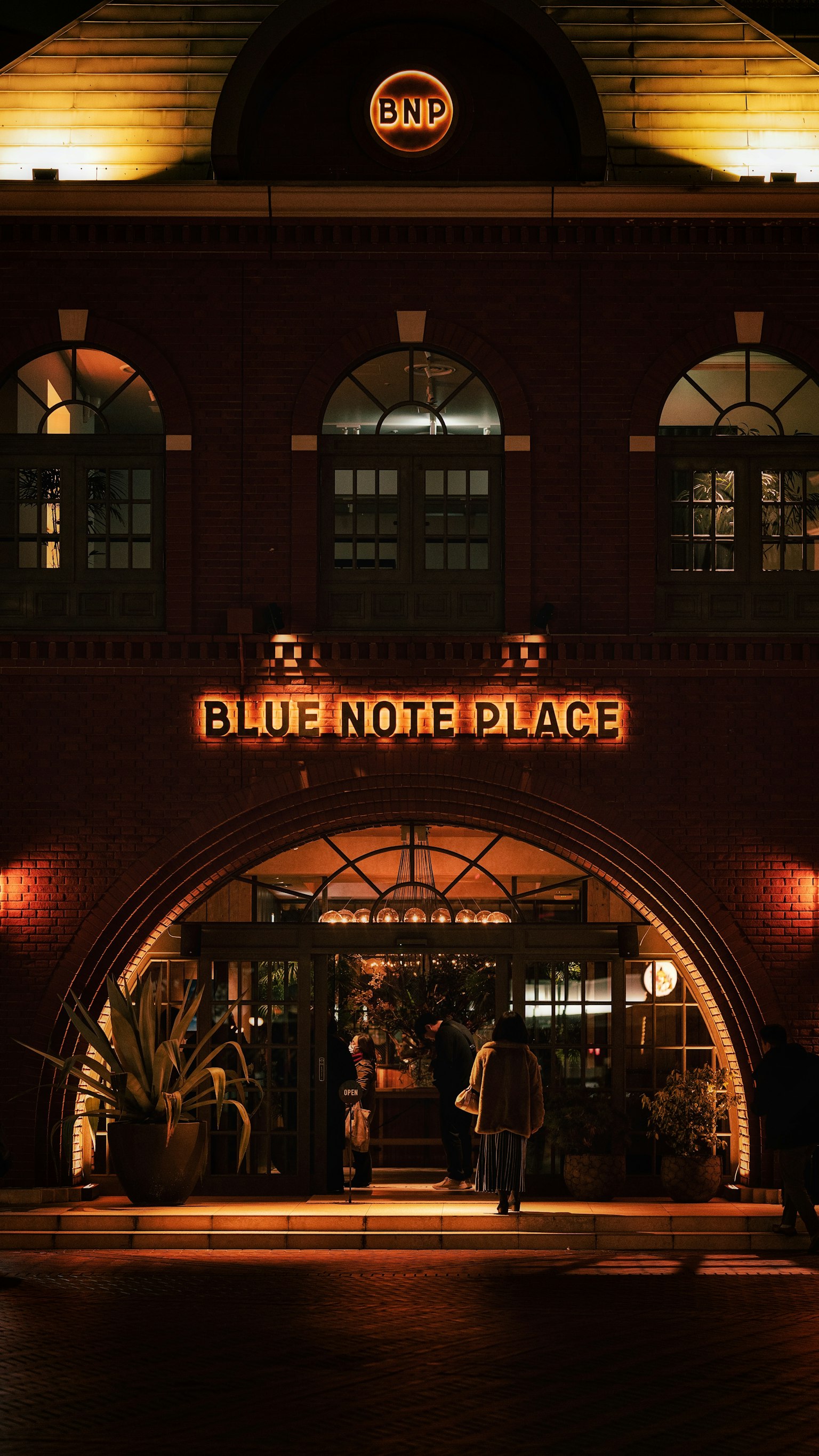 夜のブルーノートクラブの外観 照明が印象的なアーチ型の入り口