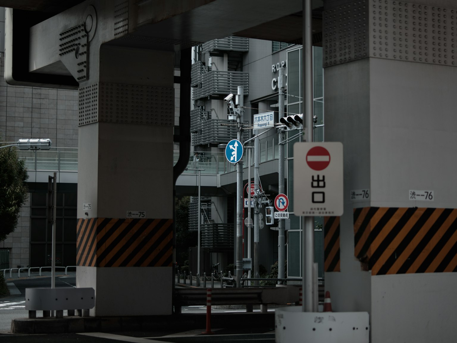 城市景观在结构下有交通标志和建筑物