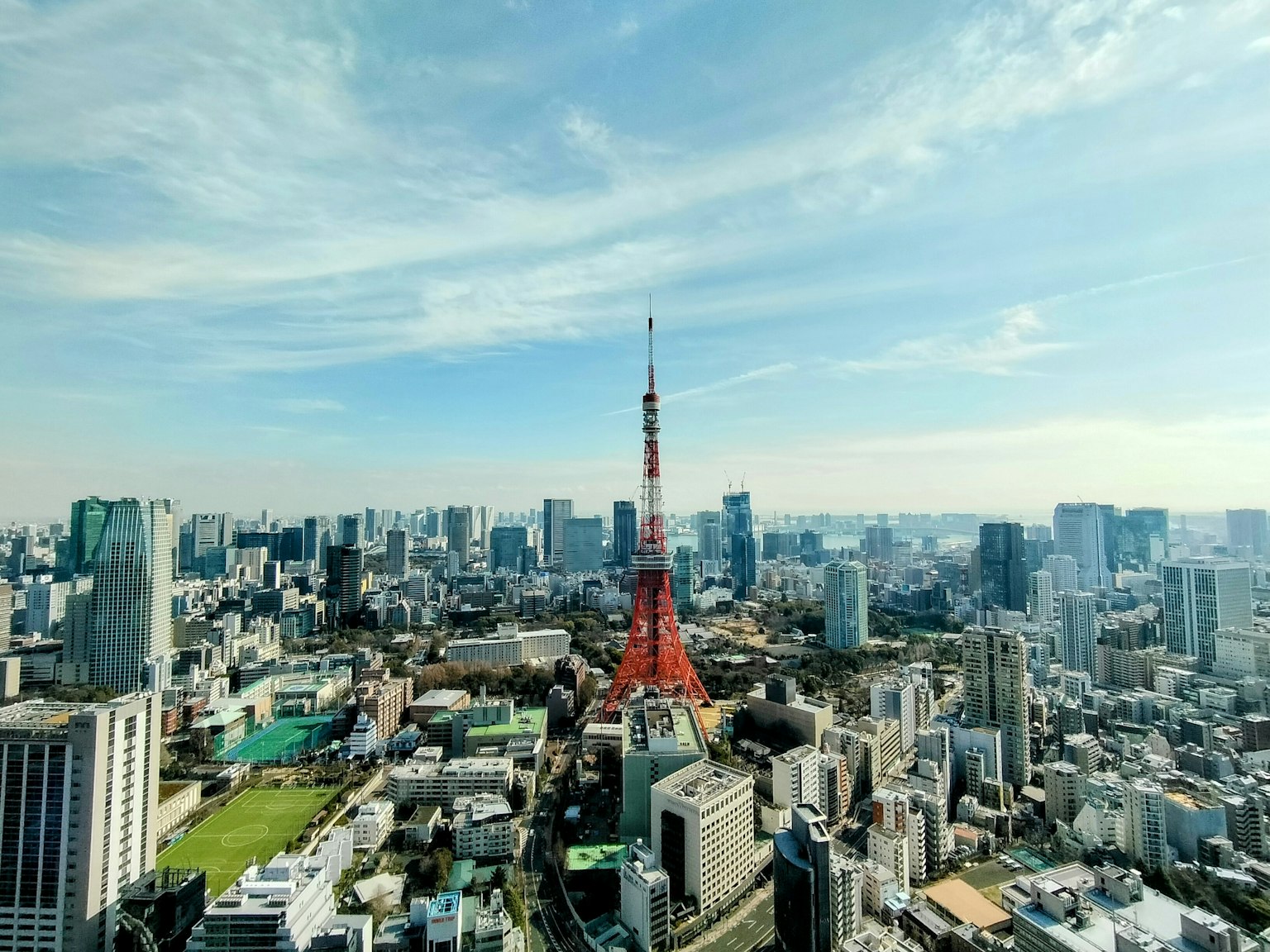 東京全景圖，東京塔位於中央，周圍是摩天大樓