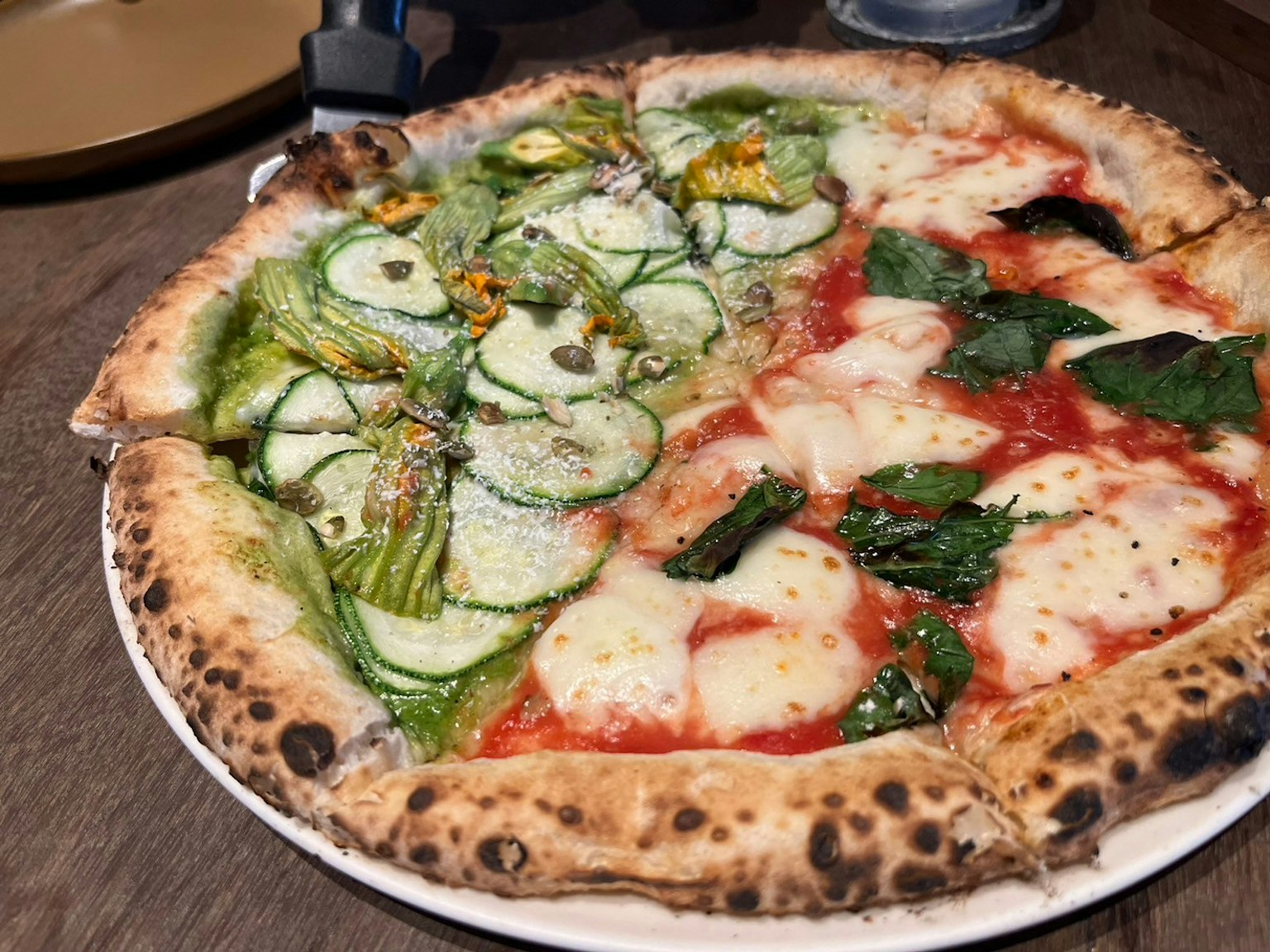 Pizza avec courgettes et basilic d'un côté et Margherita de l'autre côté