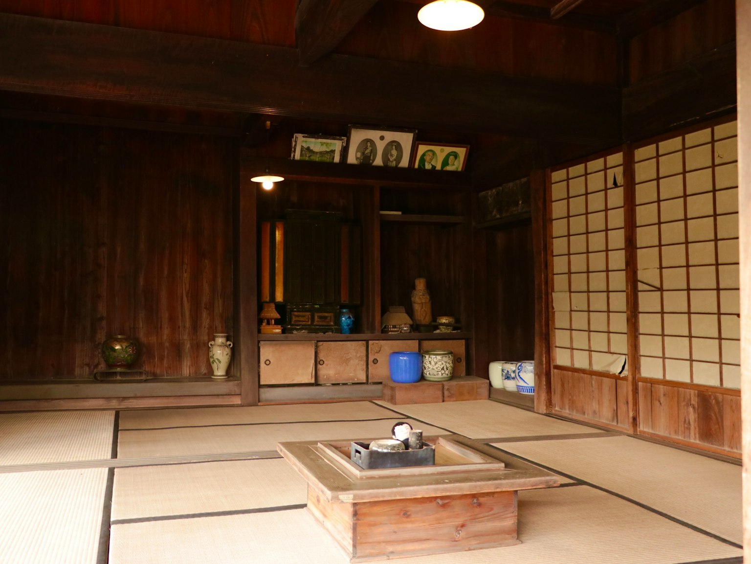 傳統日本房間的內部,木製家具,榻榻米地板和隔屏