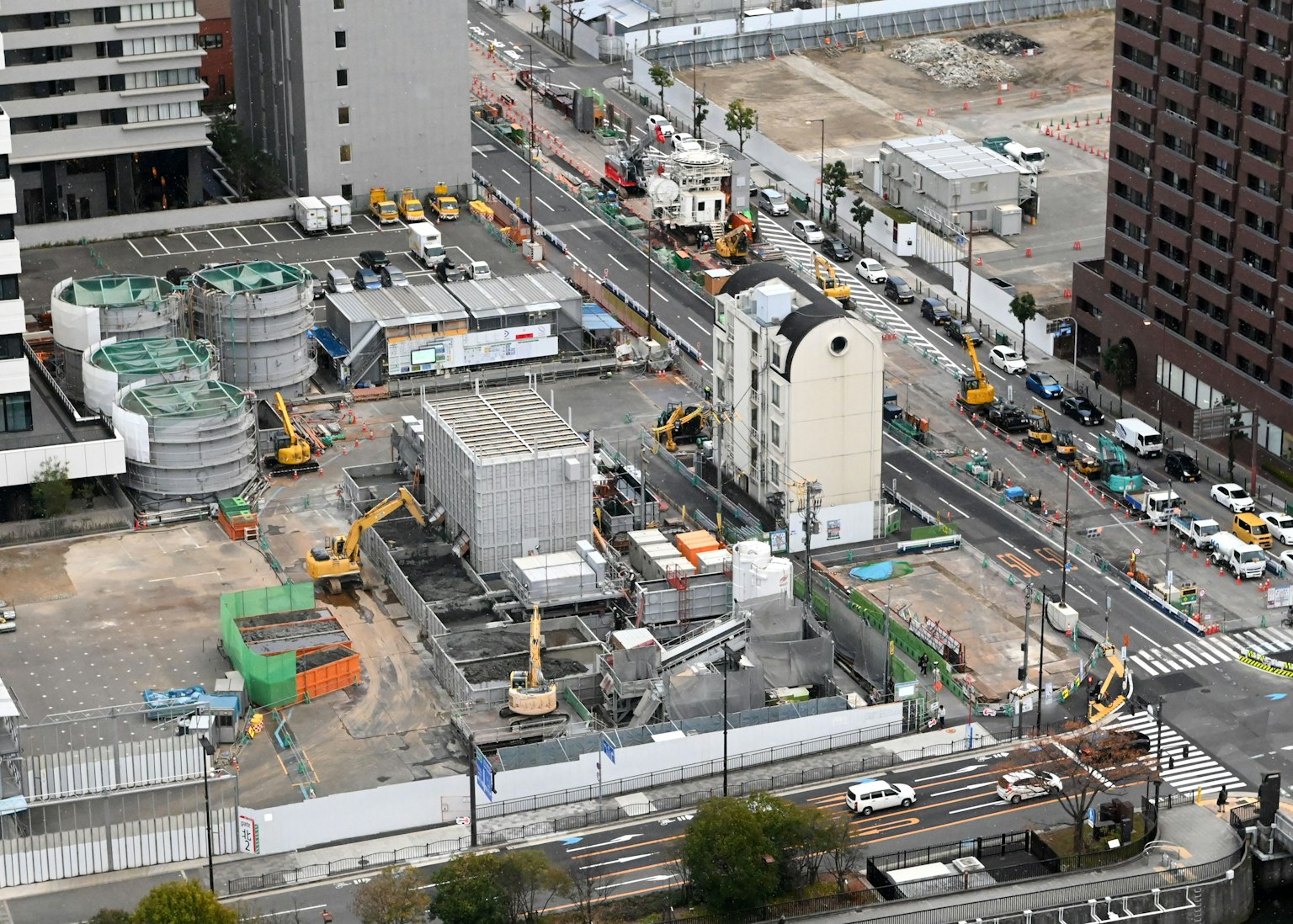 Vista aerea di un cantiere con macchinari pesanti e edifici in costruzione