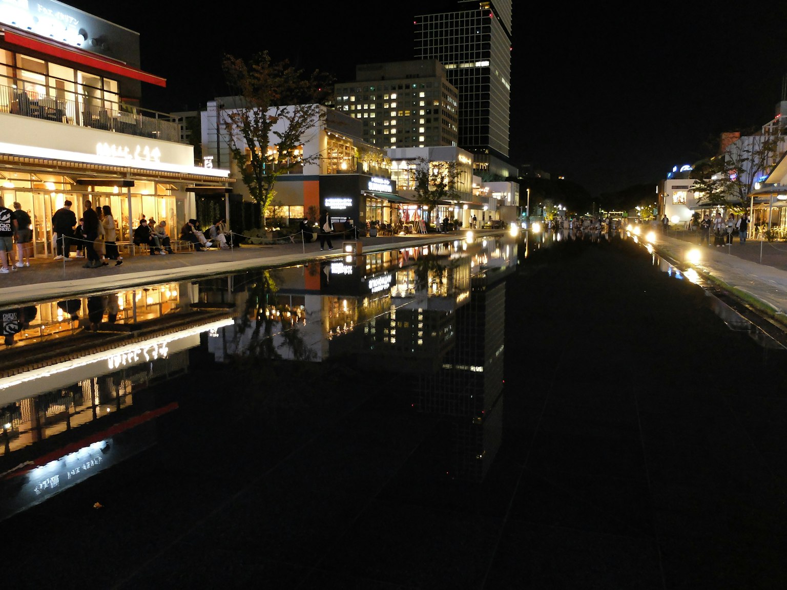 Zone commerciale magnifique la nuit avec des reflets sur l'eau