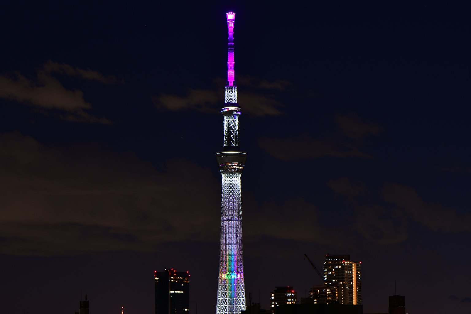 Tokyo Skytree iluminado por la noche con luces coloridas