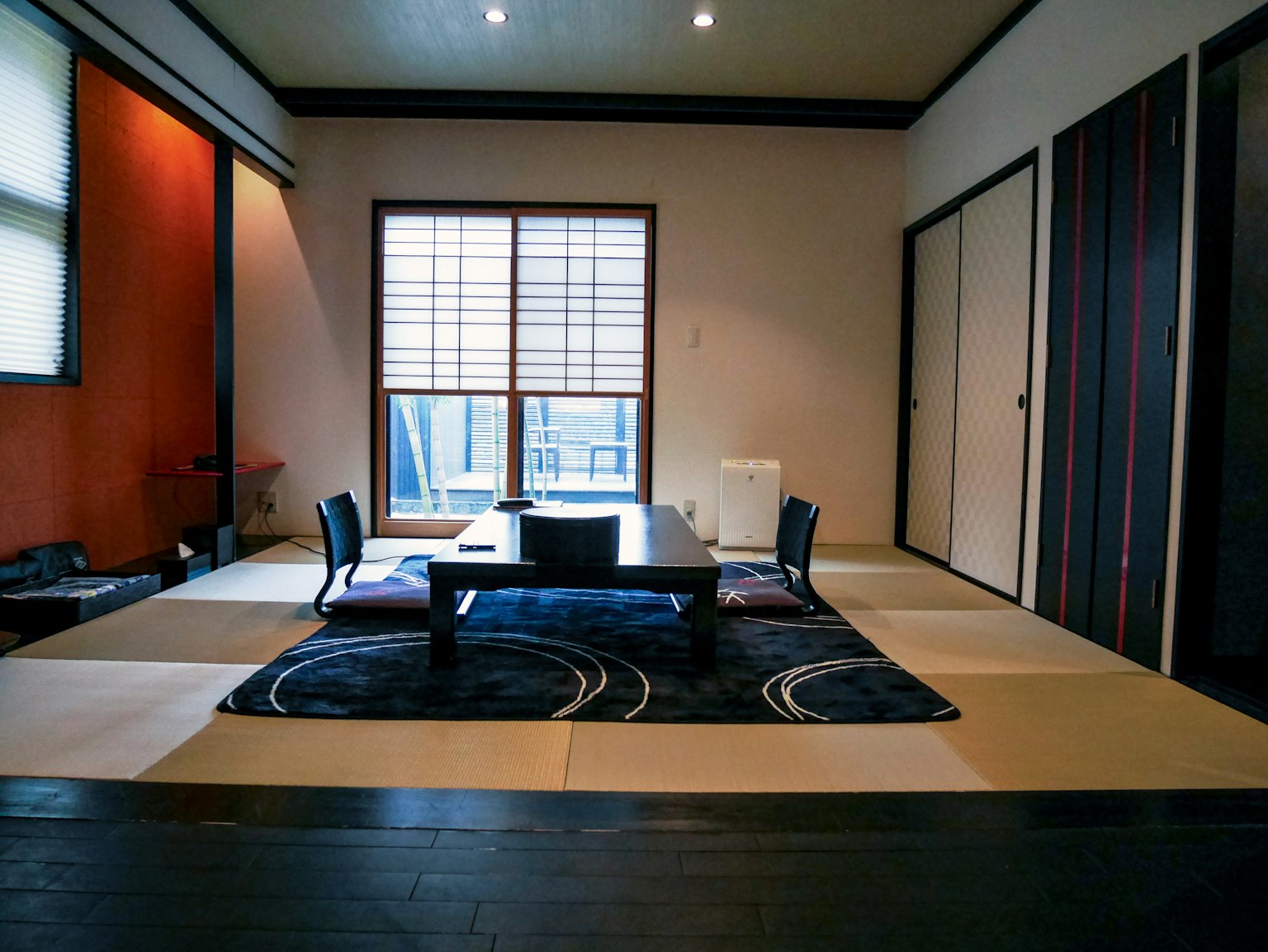 Einfaches japanisches Zimmer mit niedrigem Tisch und Kissen, Shoji-Fenster