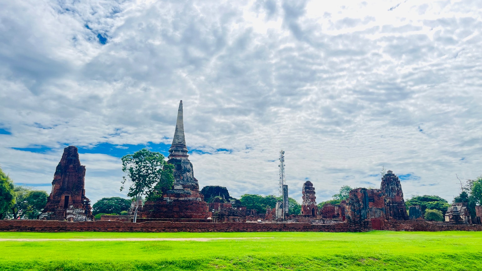 Vista ampia delle rovine di Ayutthaya in Thailandia con cielo nuvoloso