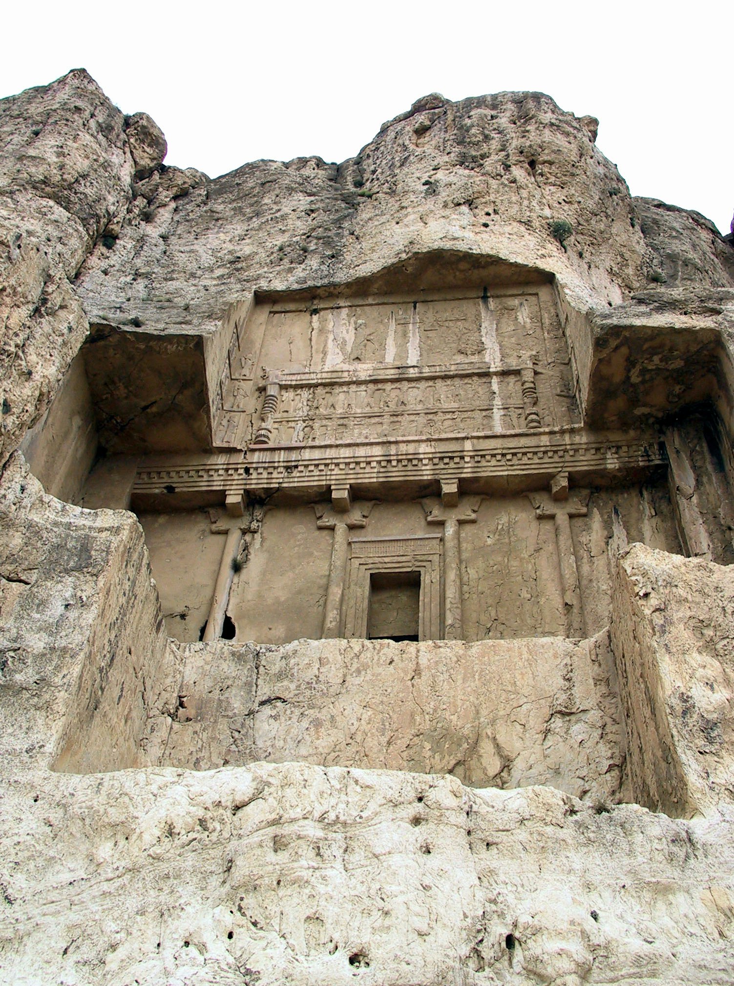 岩壁上的石窟寺庙遗迹