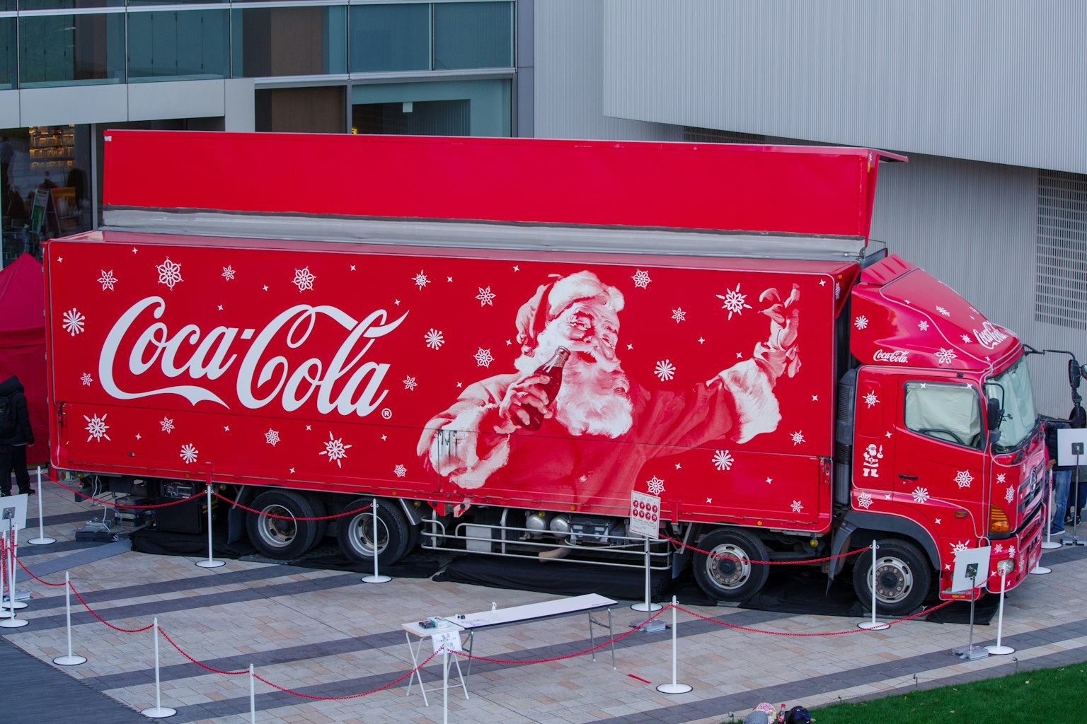 Xe tải Coca-Cola với thiết kế ông già Noel màu đỏ lễ hội