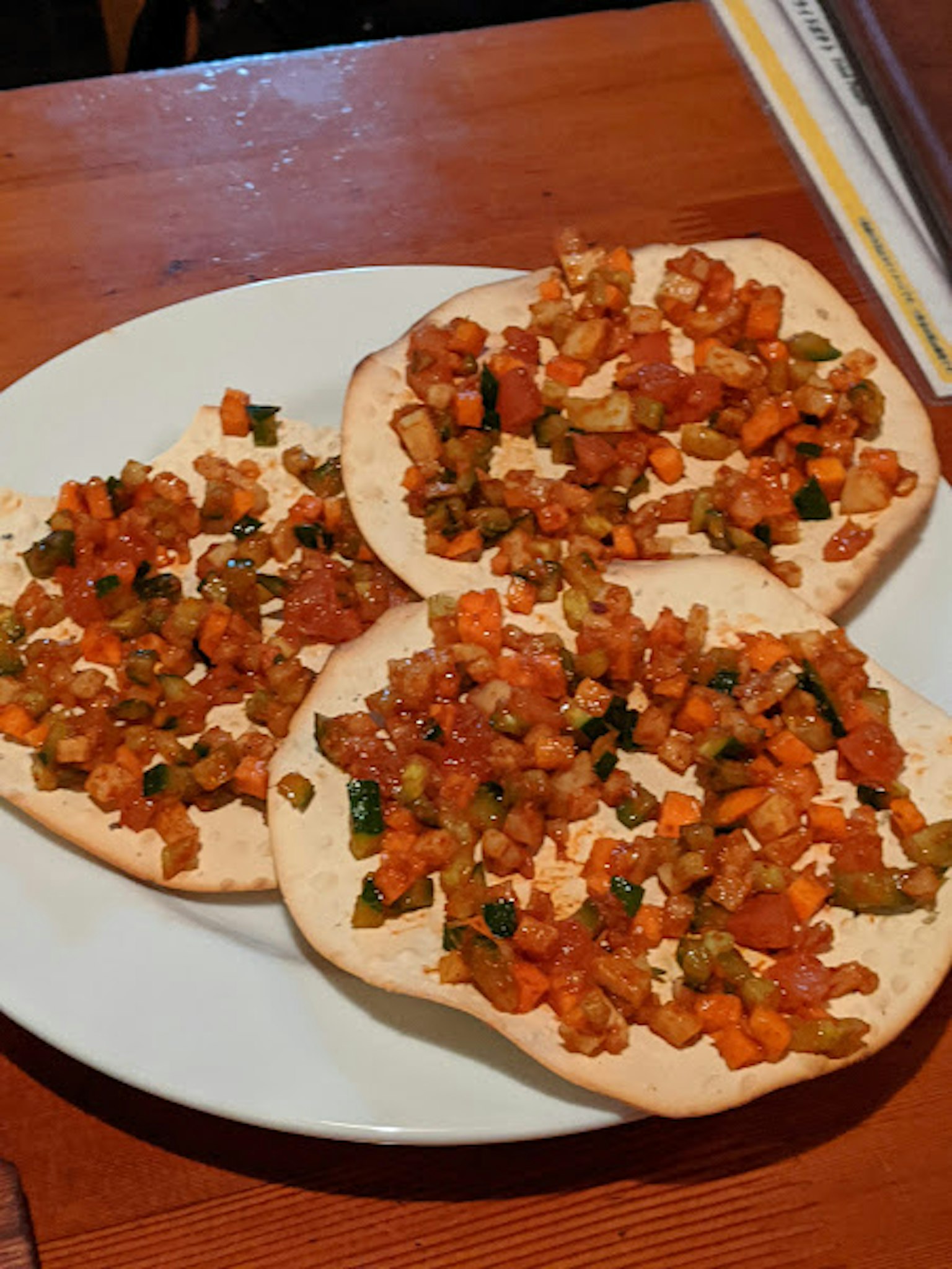 Tre tortillas guarnite con un mix colorato di verdure e carne