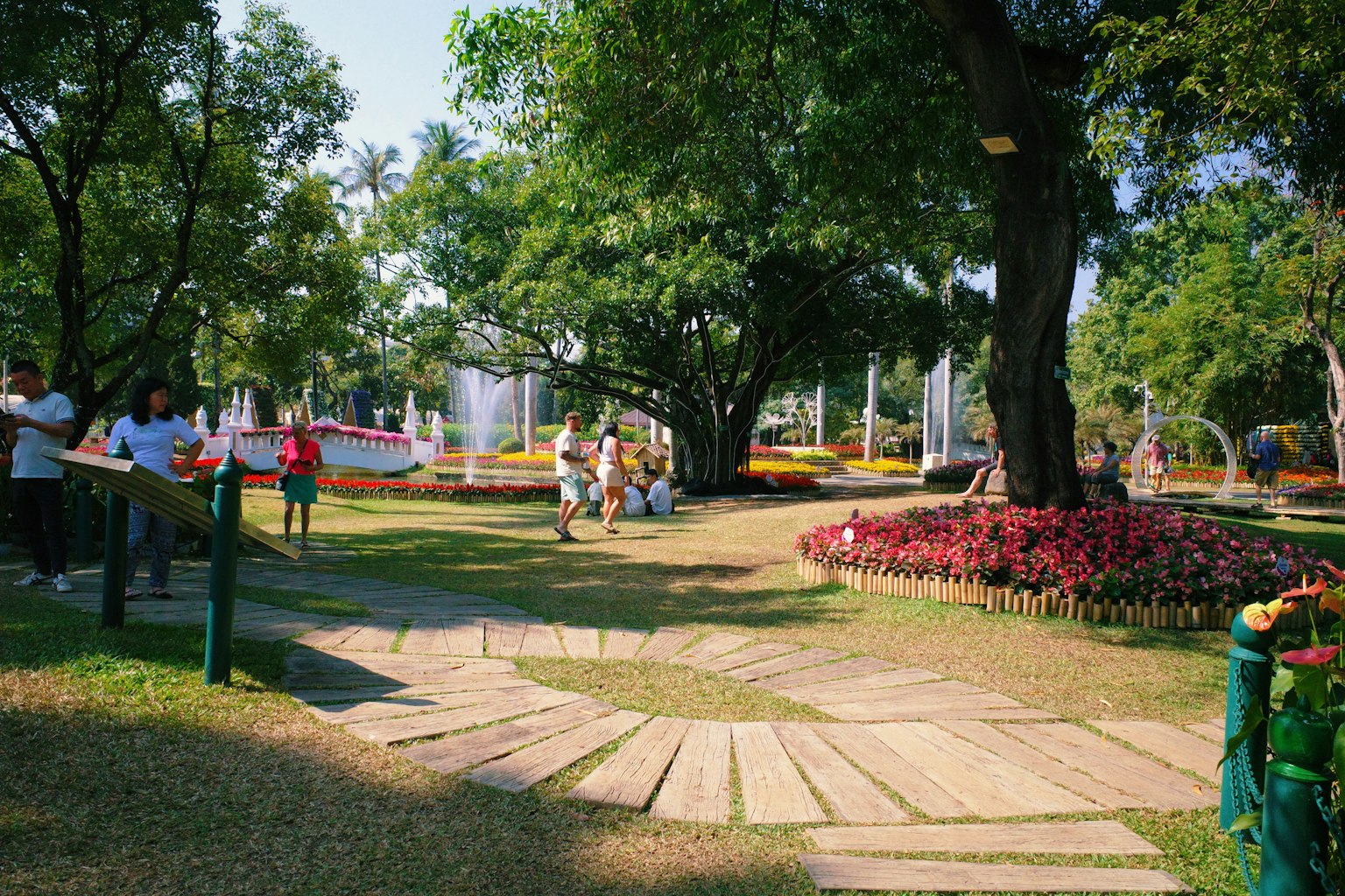 Parkszene mit einem gewundenen Weg und grünen Bäumen Kinder spielen in der Nähe