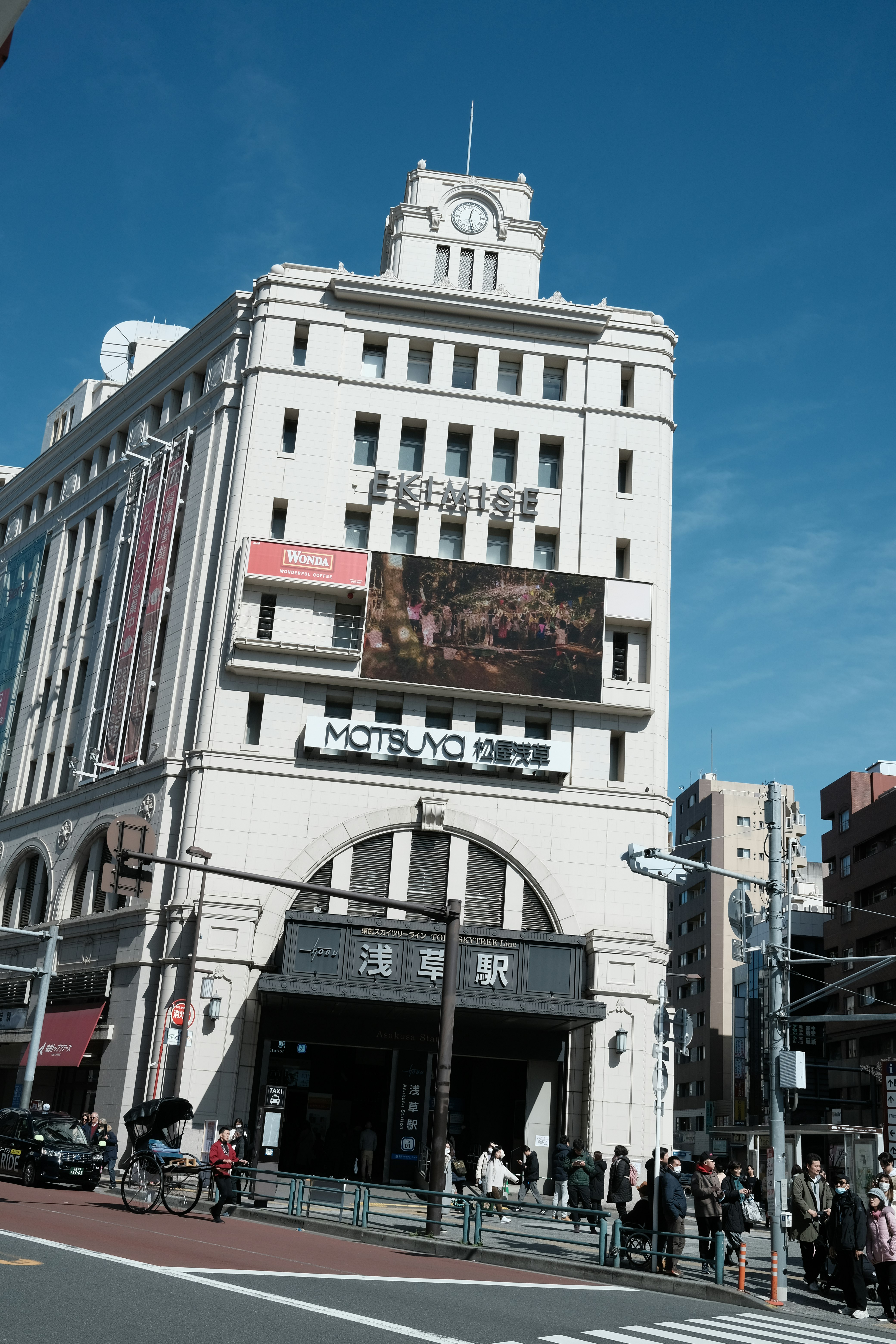 澀谷站前街道上的白色建築立面