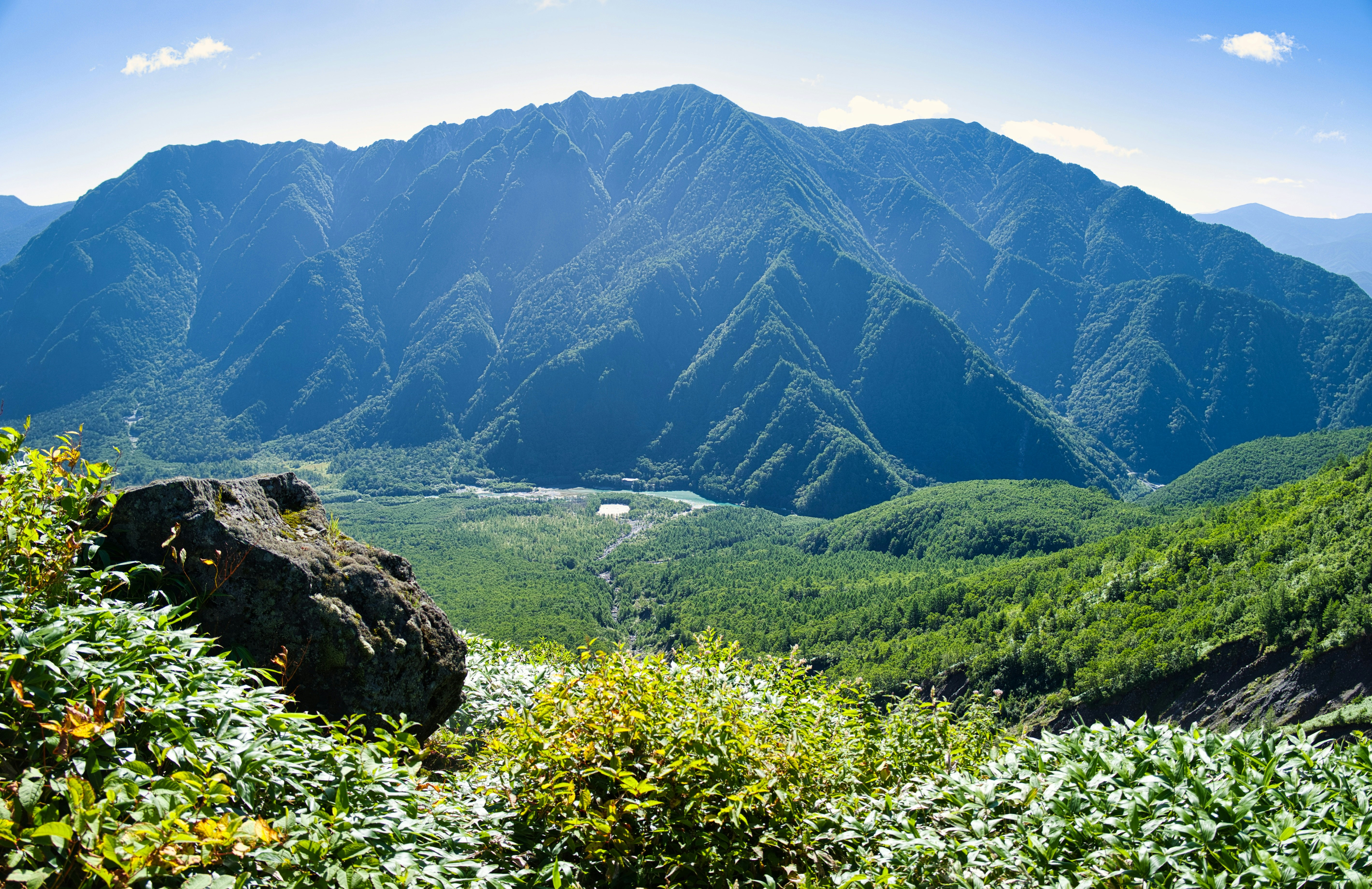俯瞰群山的山谷壯麗景色