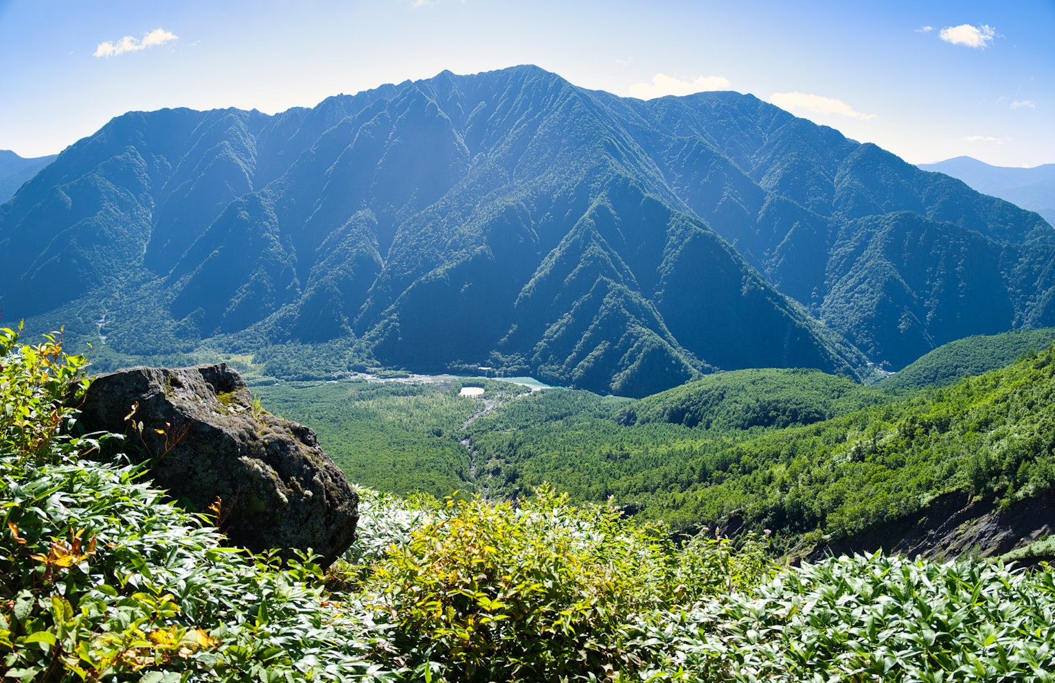 Vue panoramique des montagnes avec des vallées verdoyantes