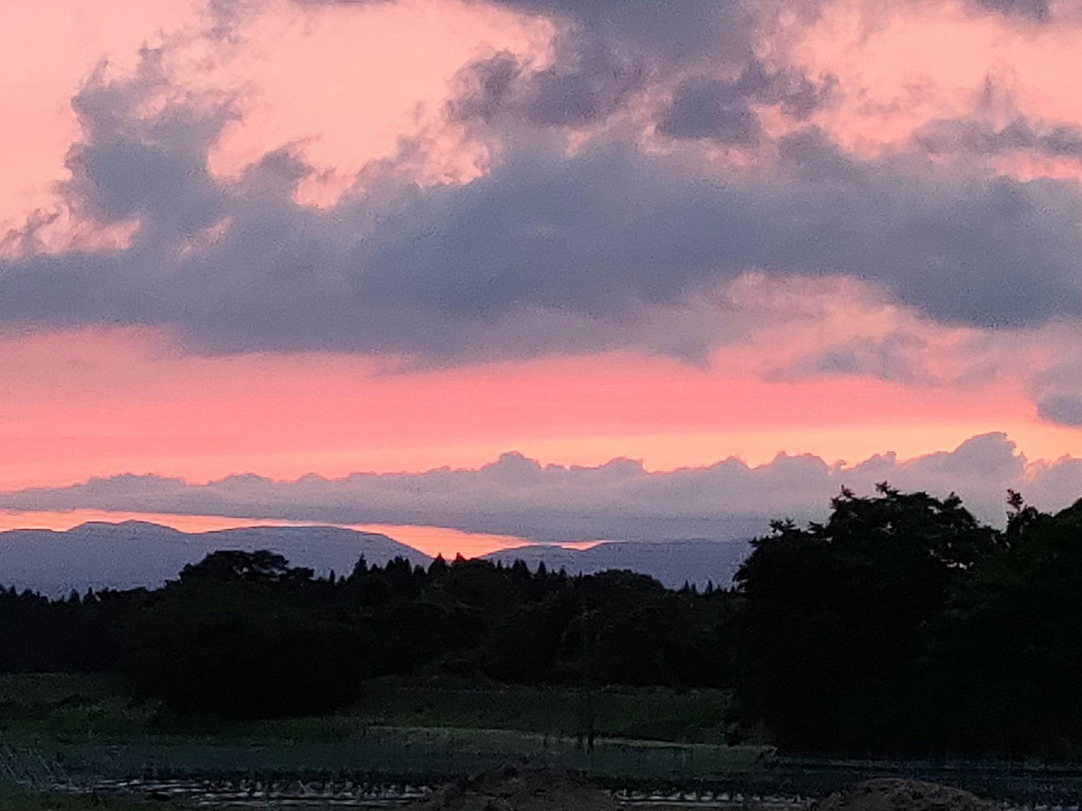 Meraviglioso cielo al tramonto con montagne in silhouette