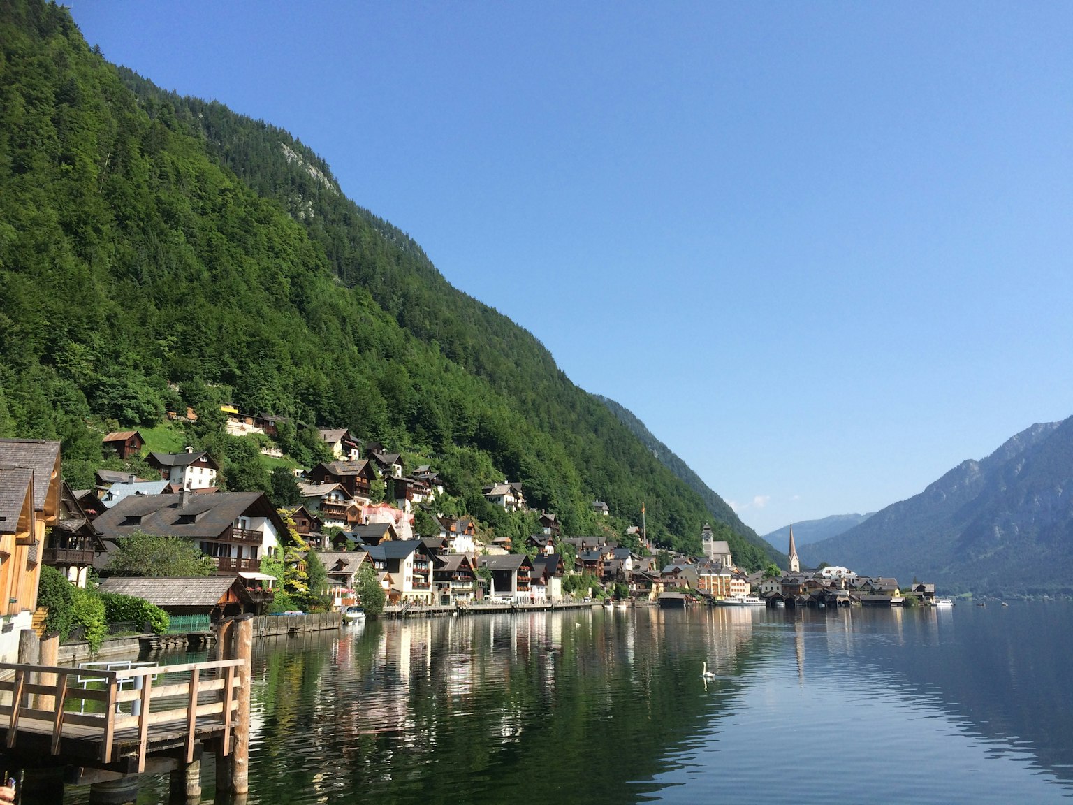 Malersicher Blick auf Hallstatt umgeben von üppigen Bergen und einem ruhigen See