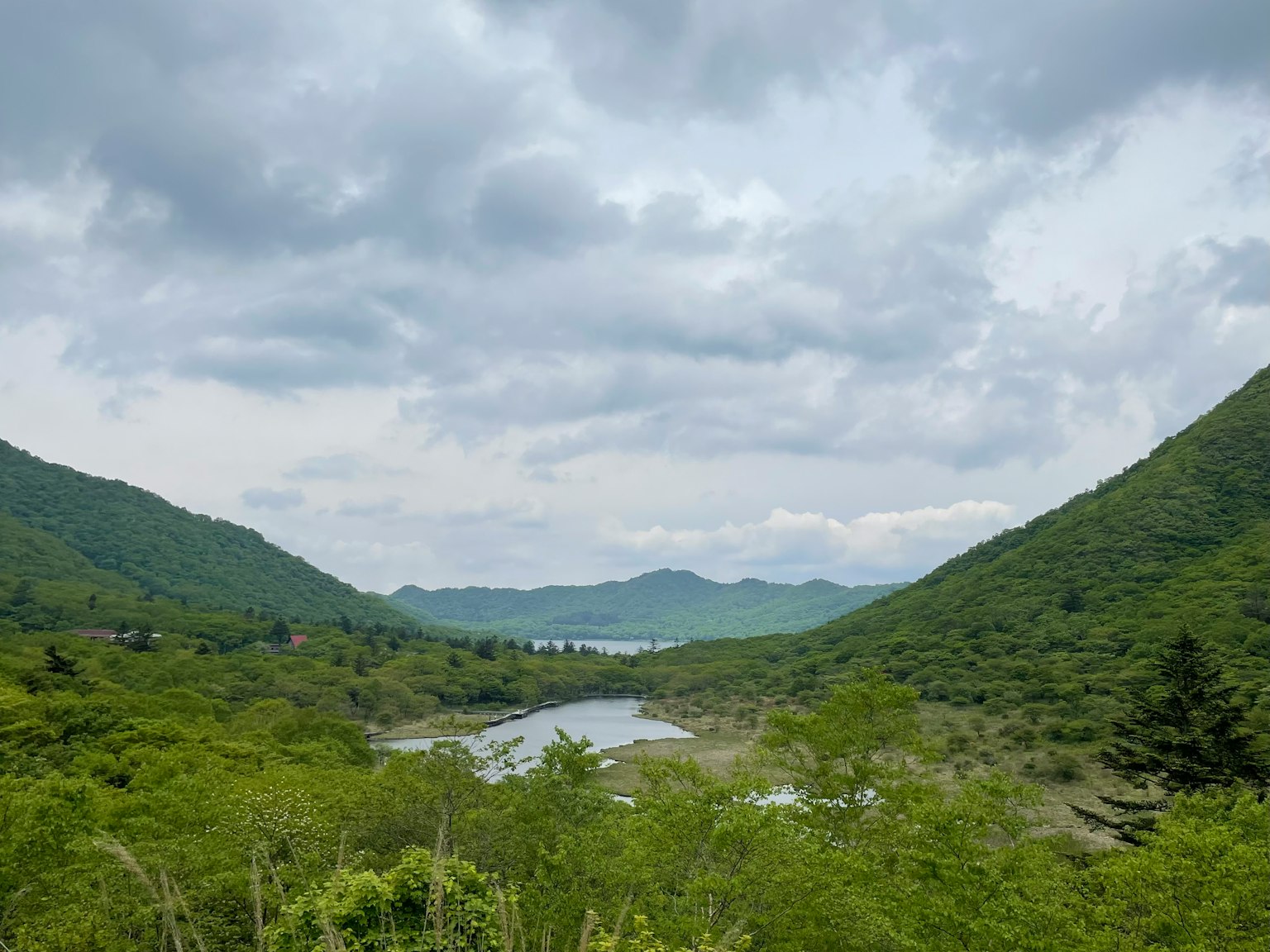 郁郁葱葱的山脉和河流在阴天